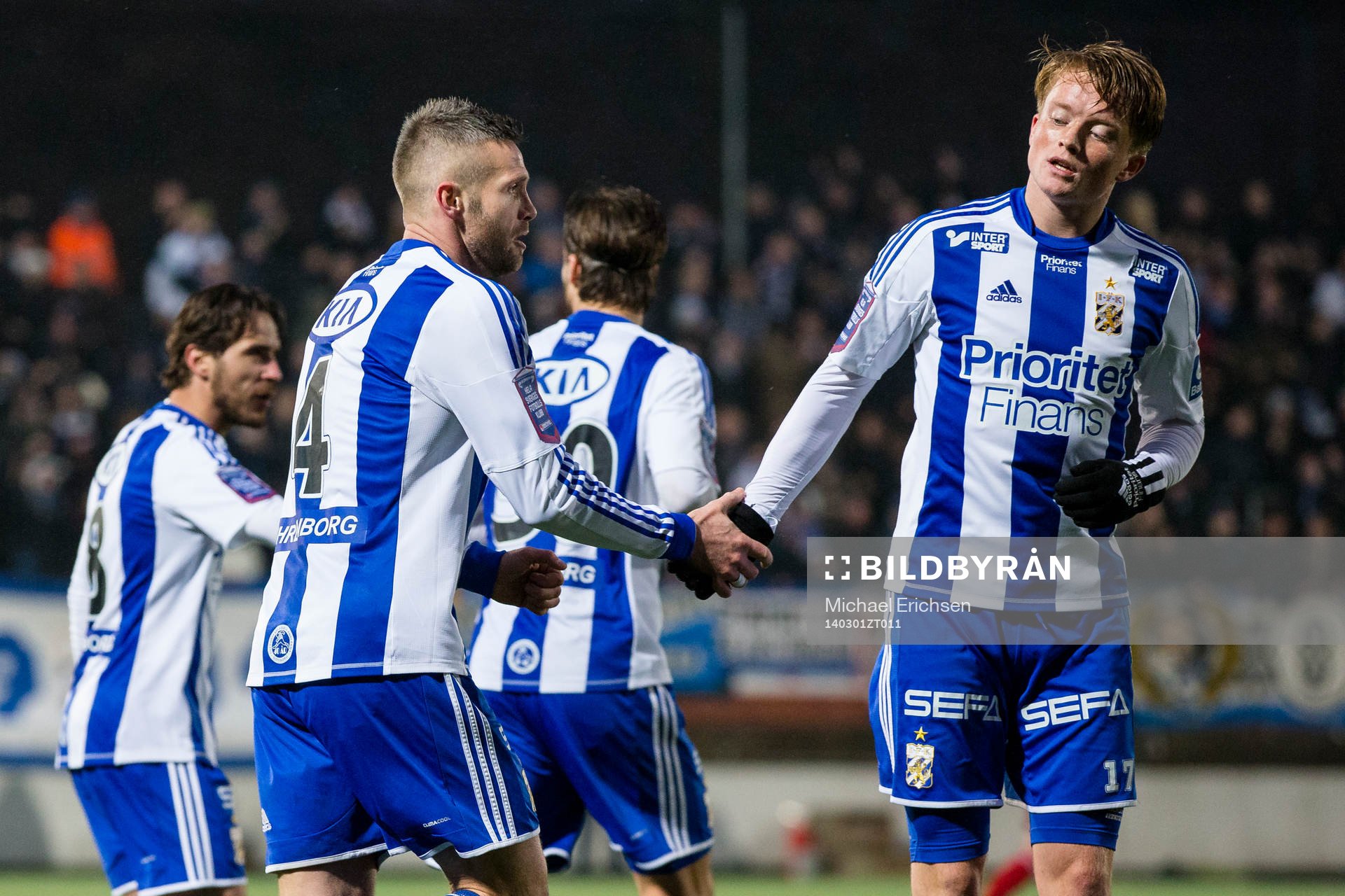 IFK Göteborgs Kjetil Waehler grattas till sitt 1-0 mål av