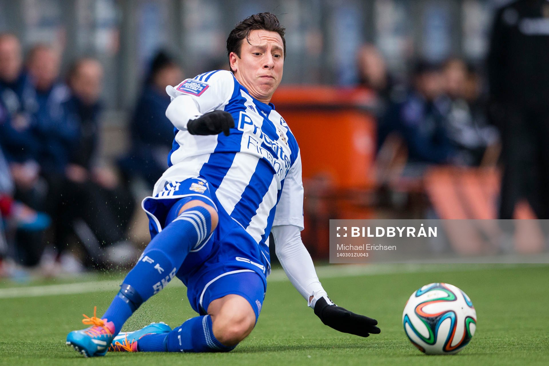 IFK Göteborgs Martin Smedberg-Dalence glidtacklar