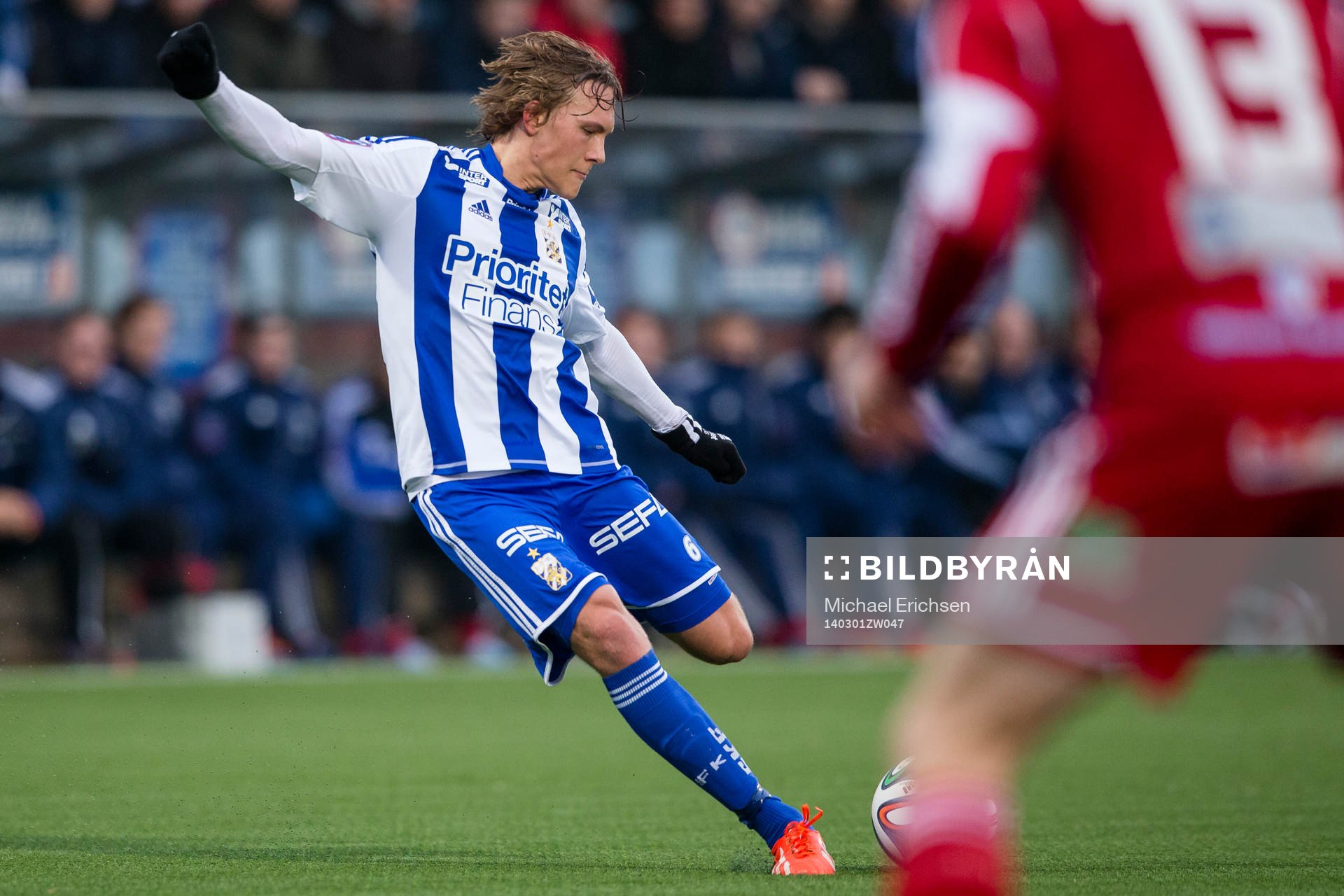 IFK Göteborgs Ludwig Augustinsson skjuter en frispark
