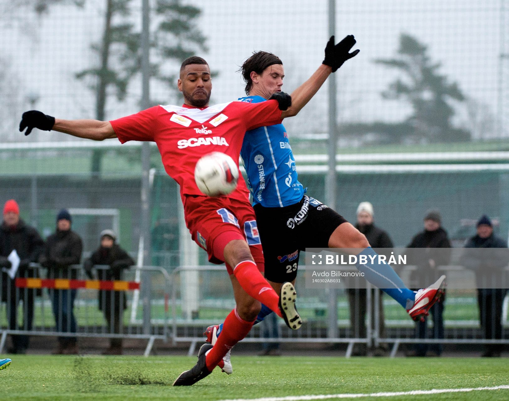 Assyriskan Kyle Konwea rensar framför Halmstads Marcus