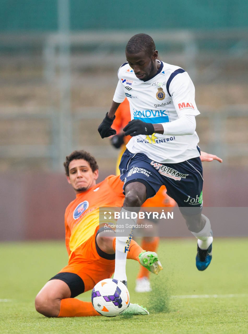 Gefles Dioh Williams tar sig förbi AFC United William Rodrigues de Freitas under fotbollsmatchen i Svenska cupen mellan AFC United och Gefle den 2 Mars 2014 i Stockholm.