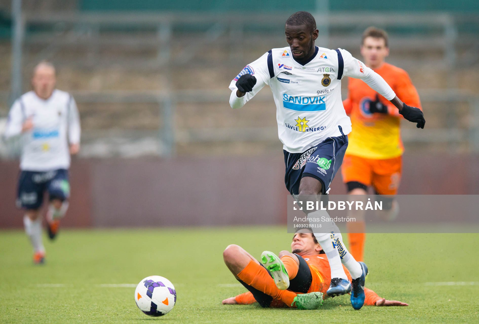 Gefles Dioh Williams tar sig förbi AFC United William Rodrigues de Freitas under fotbollsmatchen i Svenska cupen mellan AFC United och Gefle den 2 Mars 2014 i Stockholm.