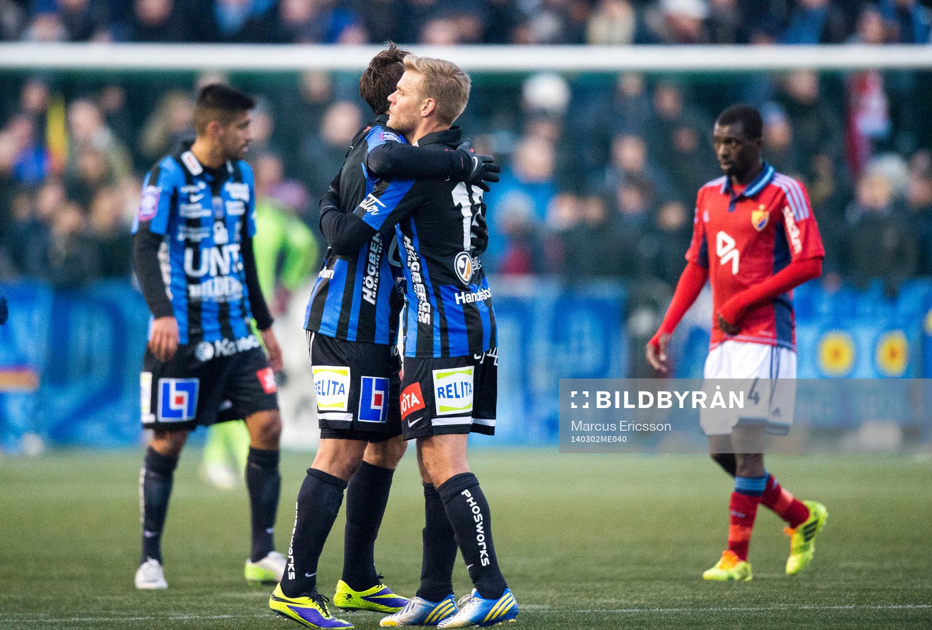 Sirius Niklas Thor och Johan Arneng kramas om