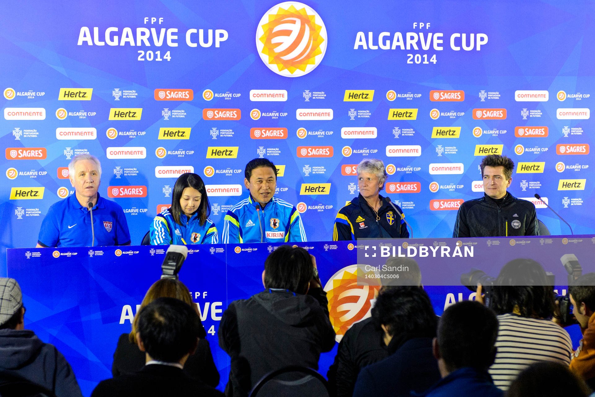 Thomas Sermanni, förbundskapten USA, Nario Sasaki, förbundskapten Japan, Pia Sundhage, förbundskapten Sverige, och Nils Nielsen, förbundskapten Danmark på en presskonferens under Algarve Cup den 4 februari 2014.