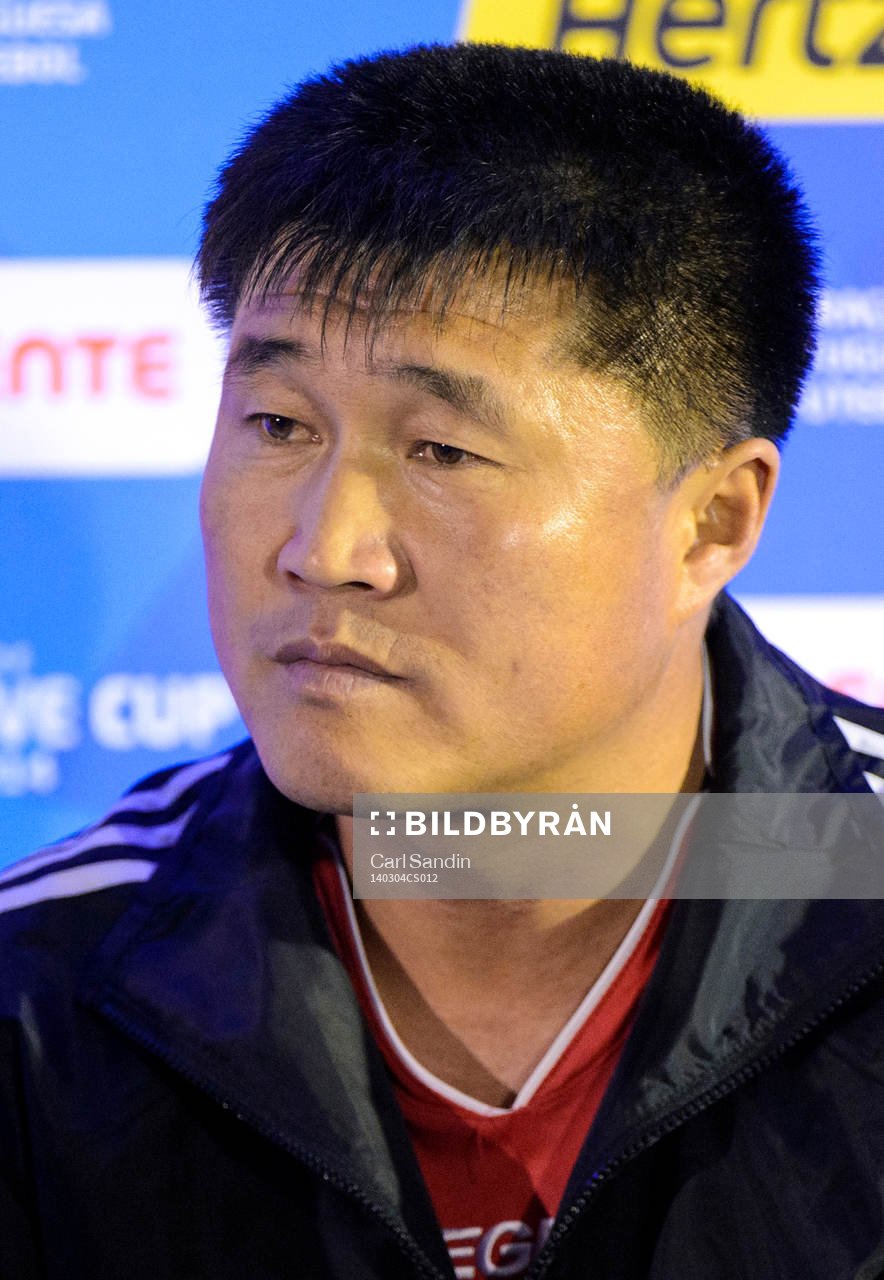 Kim Kwang Min, förbundskapten Nordkorea, på en