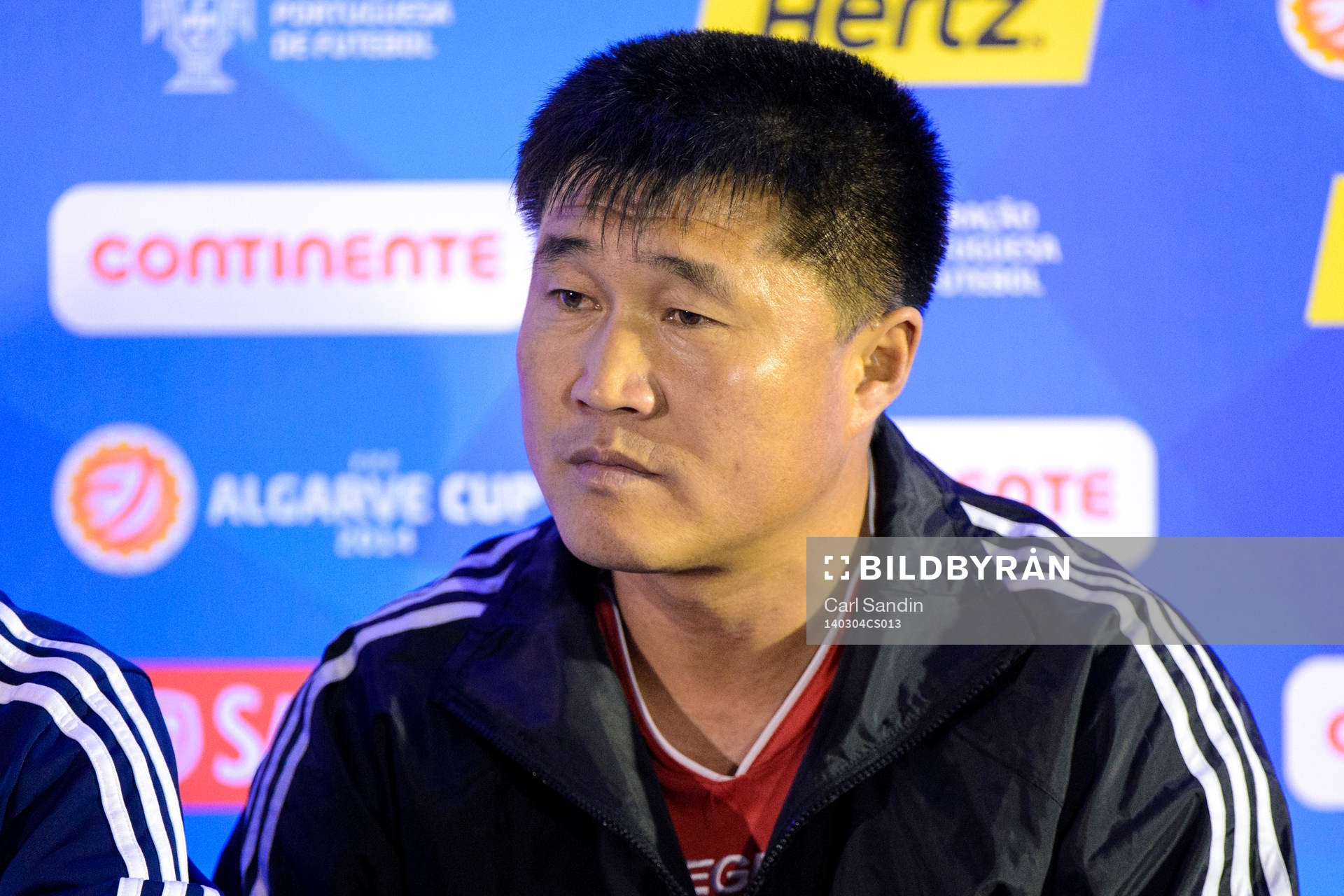 Kim Kwang Min, förbundskapten Nordkorea, på en