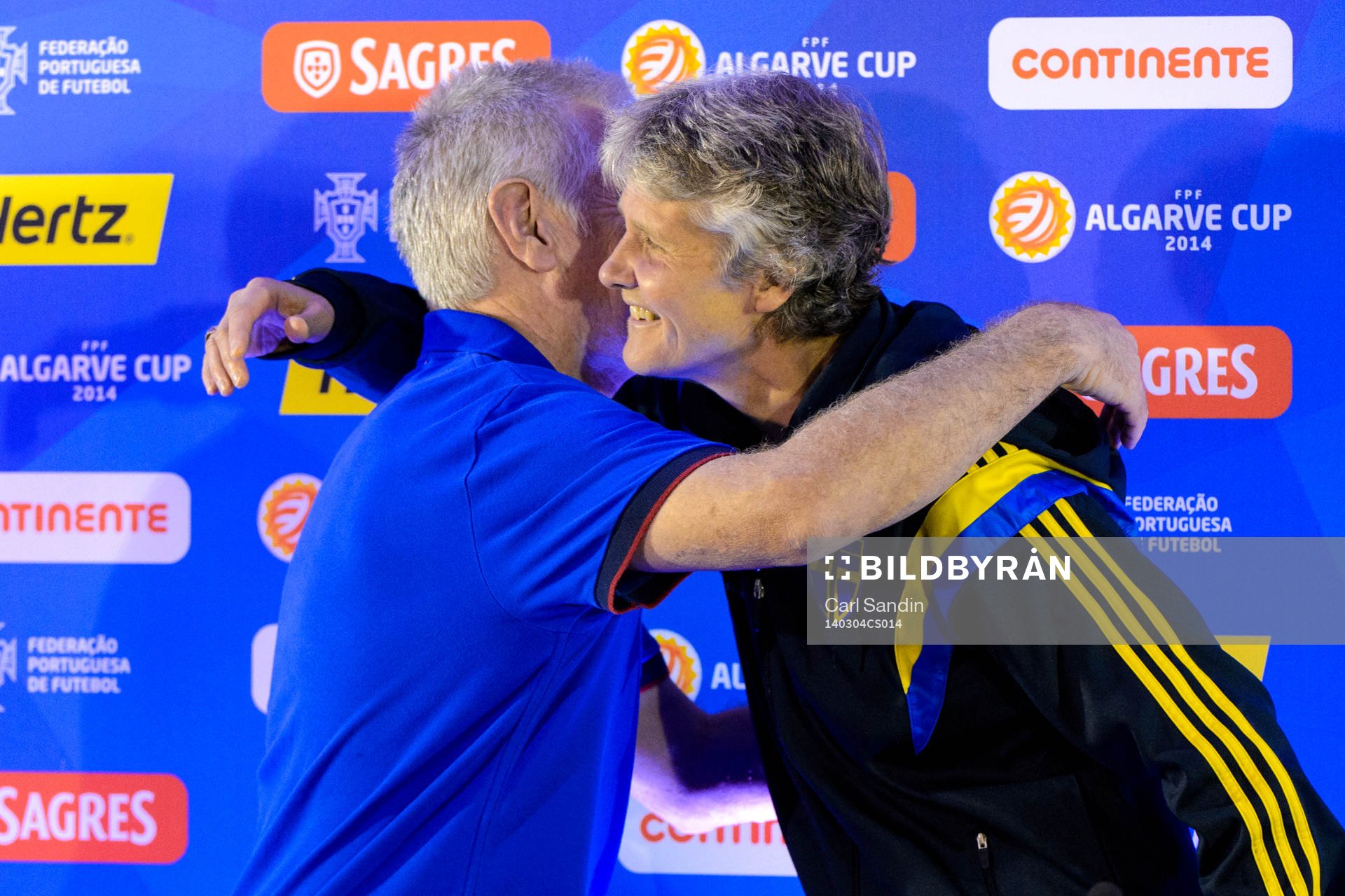 Thomas Sermanni, förbundskapten USA, kramar om Pia Sundhage, förbundskapten Sverige, på en presskonferens under Algarve Cup den 4 februari 2014.