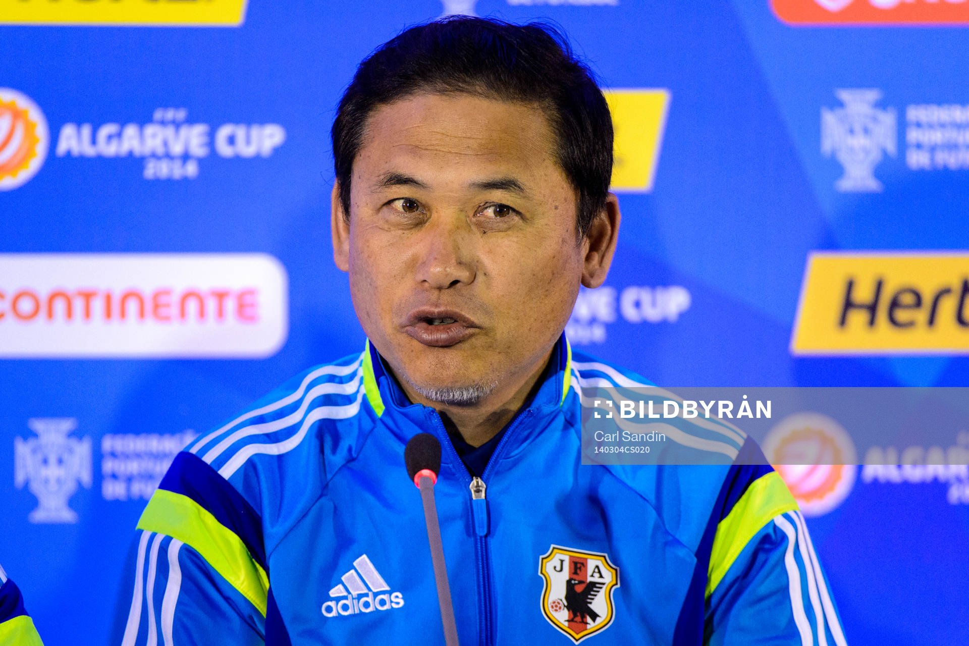 Nario Sasaki, förbundskapten Japan, på en presskonferens under Algarve Cup den 4 februari 2014.
