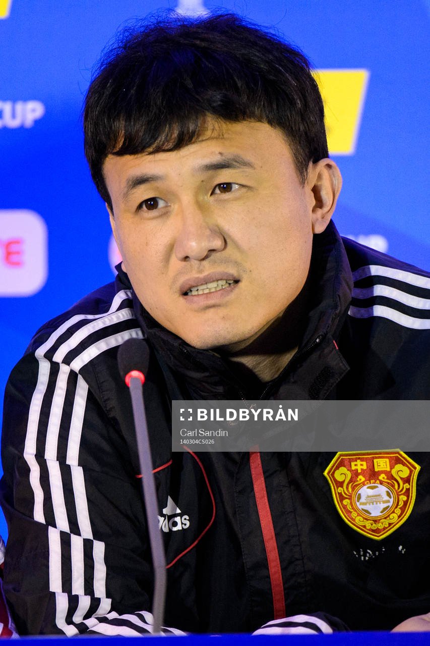 Hao Wei, förbundskapten Kina, på en presskonferens under Algarve Cup den 4 februari 2014.
