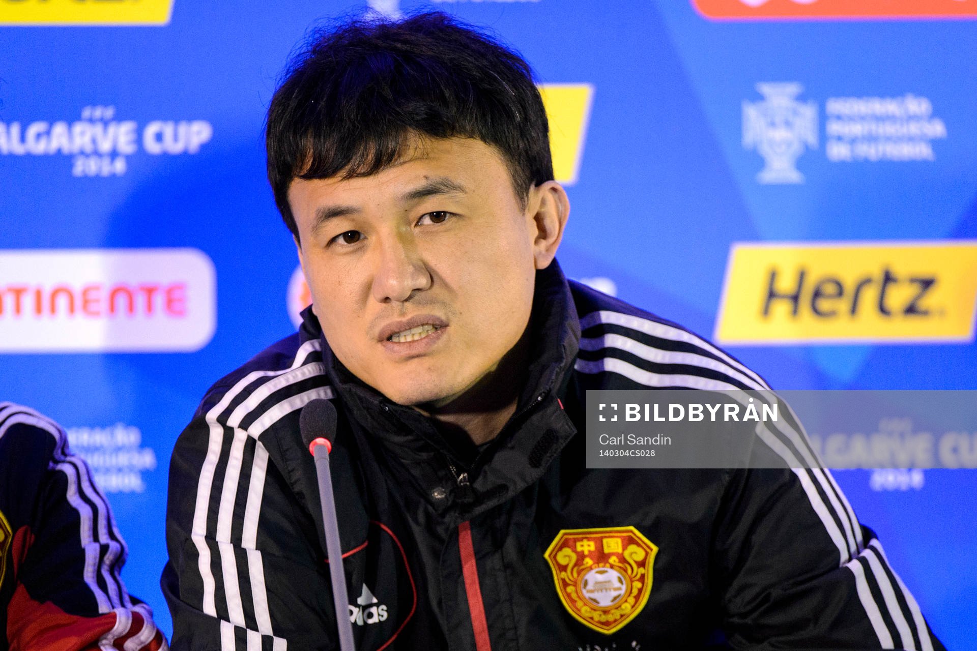 Hao Wei, förbundskapten Kina, på en presskonferens under Algarve Cup den 4 februari 2014.