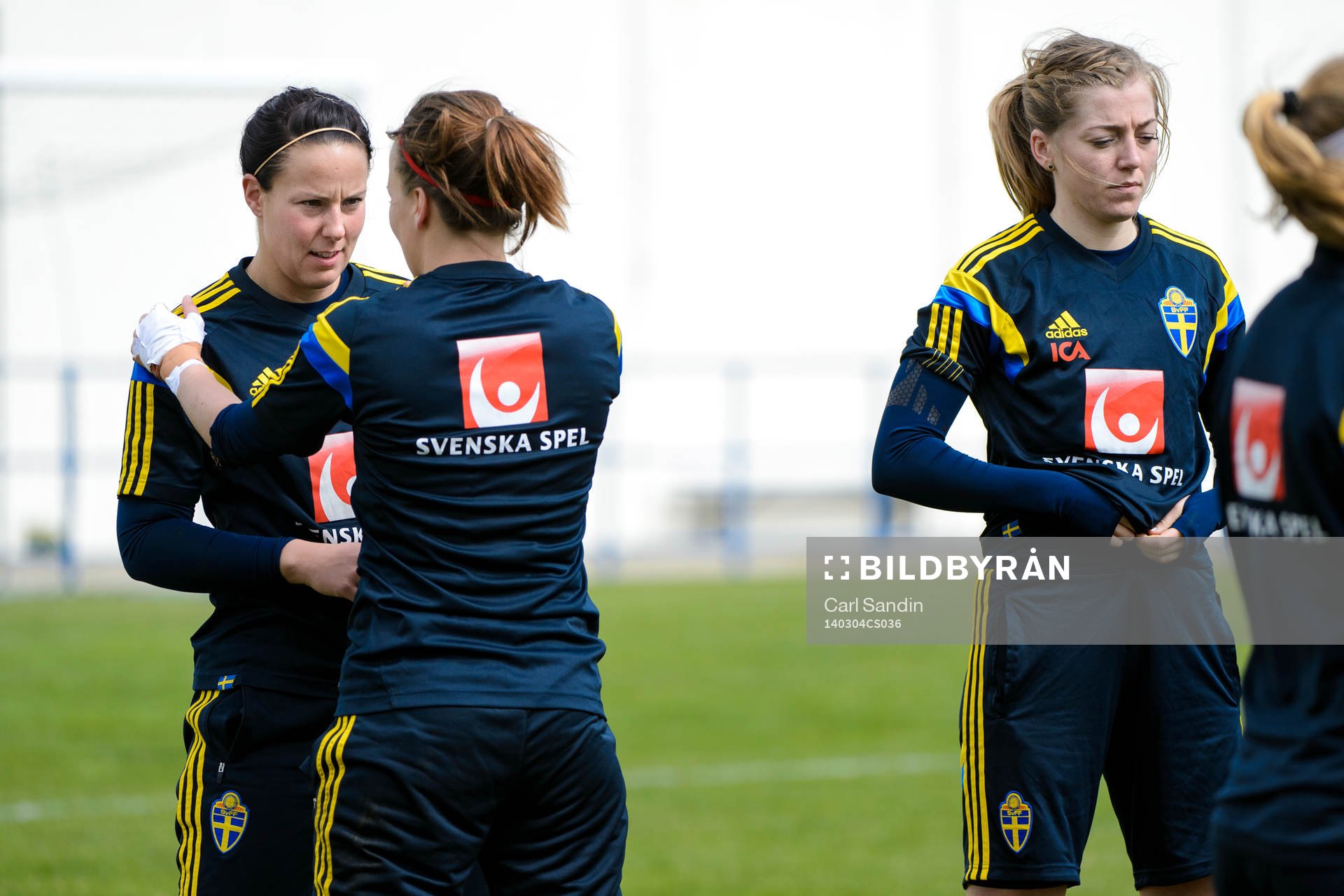 Sveriges målvakt Carola Söberg och Linda Sembrant på en