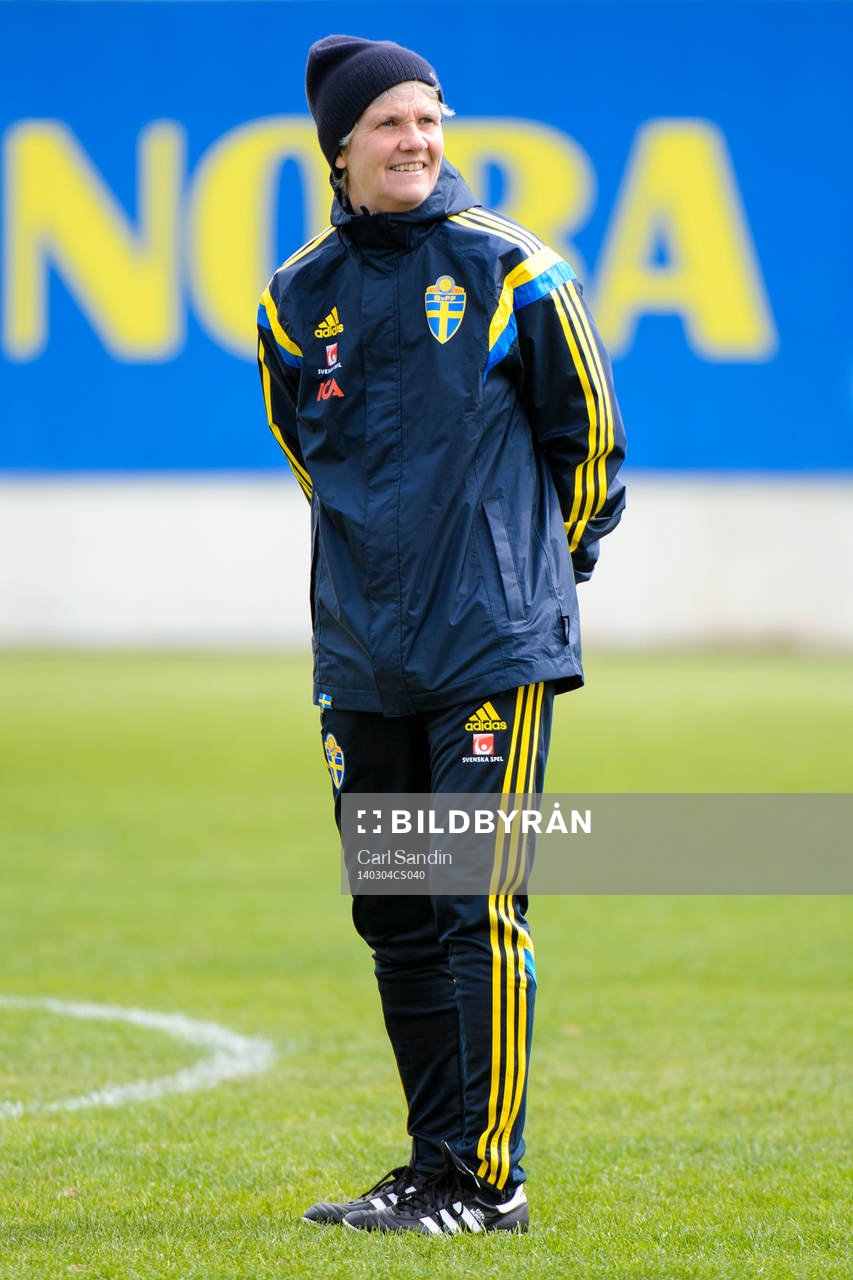 Sveriges förbundskapten Pia Sundhage på en träning