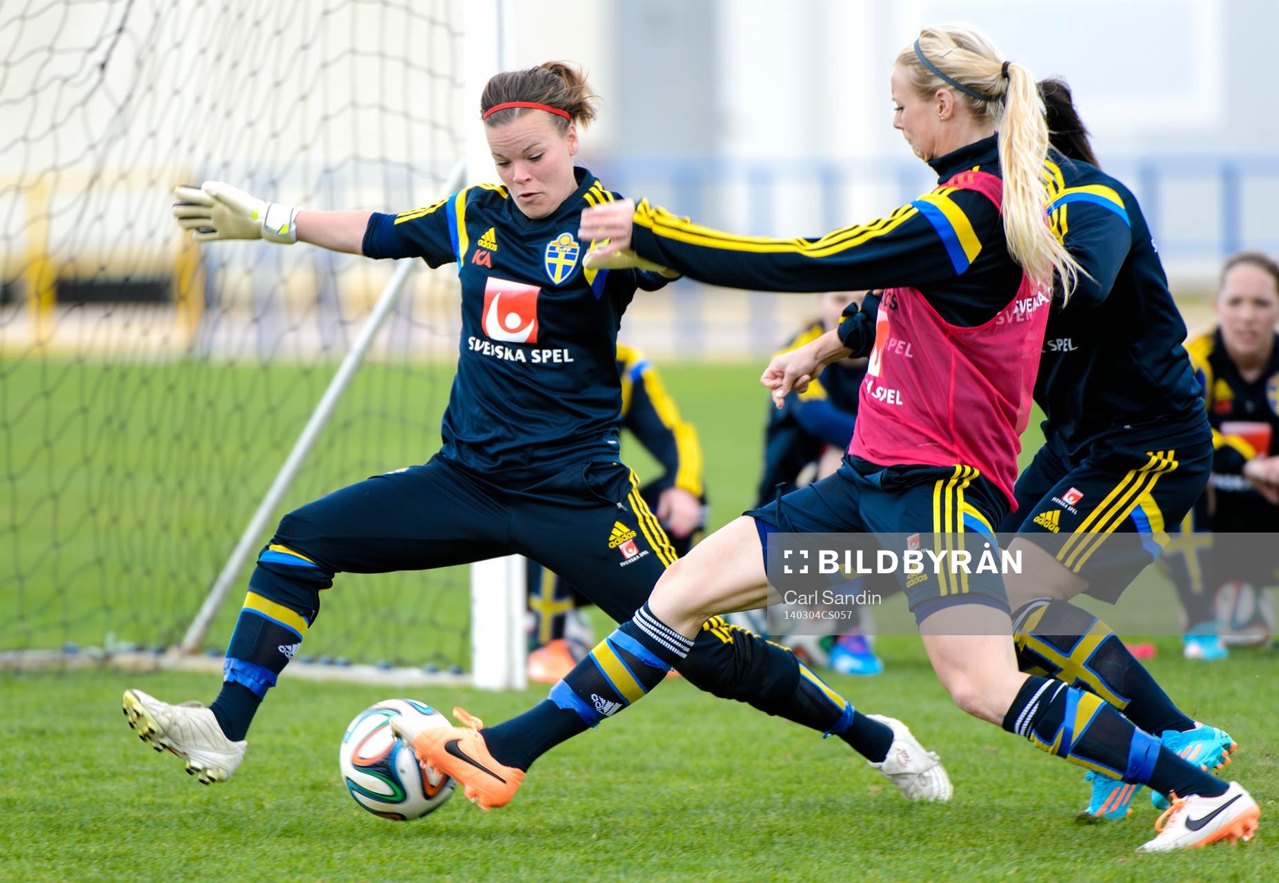 Sveriges målvakt Stéphanie Öhrström och Amanda Ilestedt