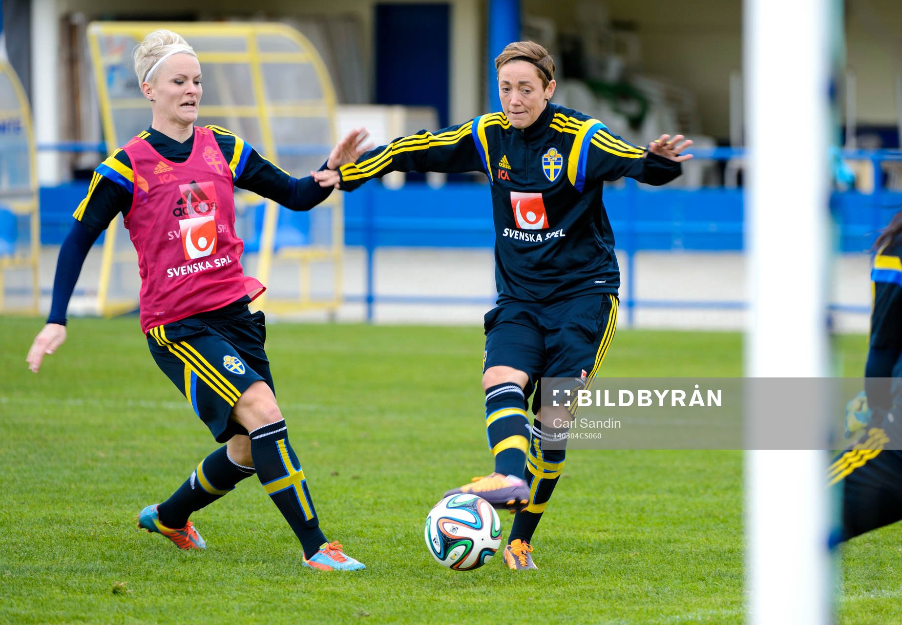 Sveriges Nilla Fischer och Therese Sjögran på en träning