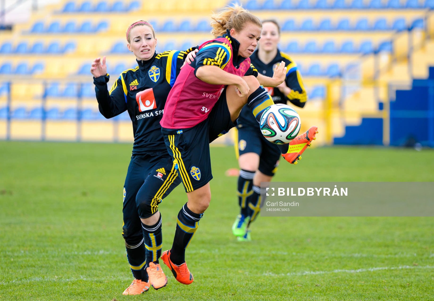 Sveriges Kosovare Asllani och Jessica Samuelsson på en