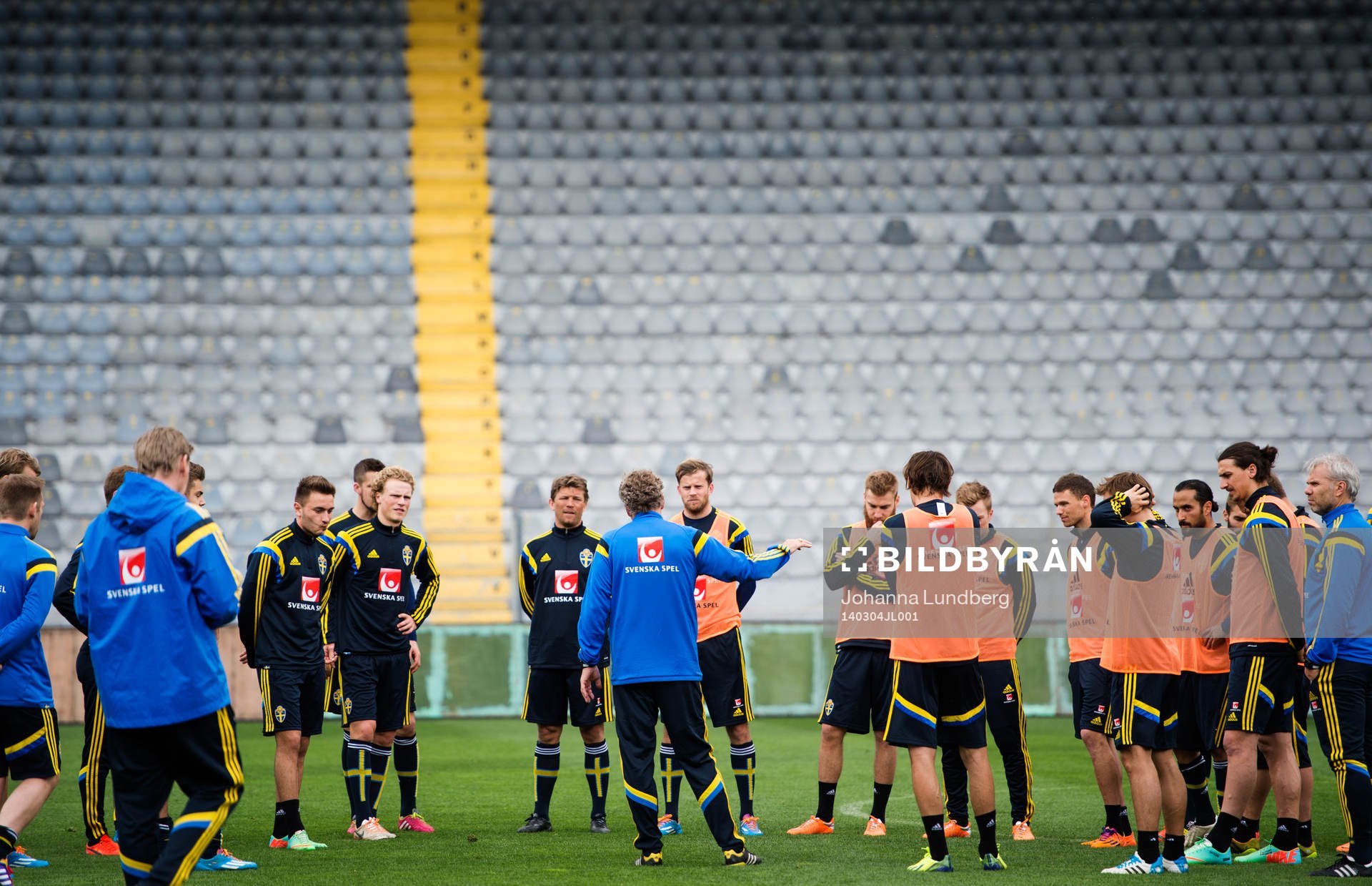 Förbundskapten Erik Hamrén ger instruktioner