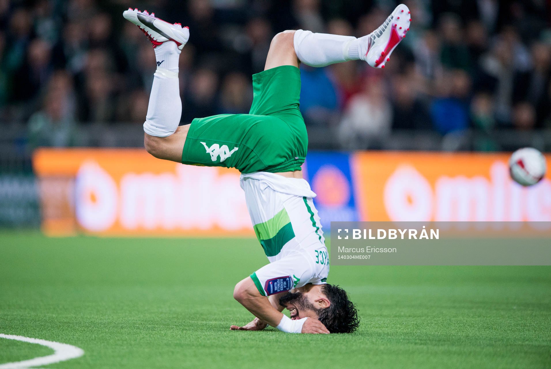 Hammarbys Pablo Piñones-Arce står på huvudet