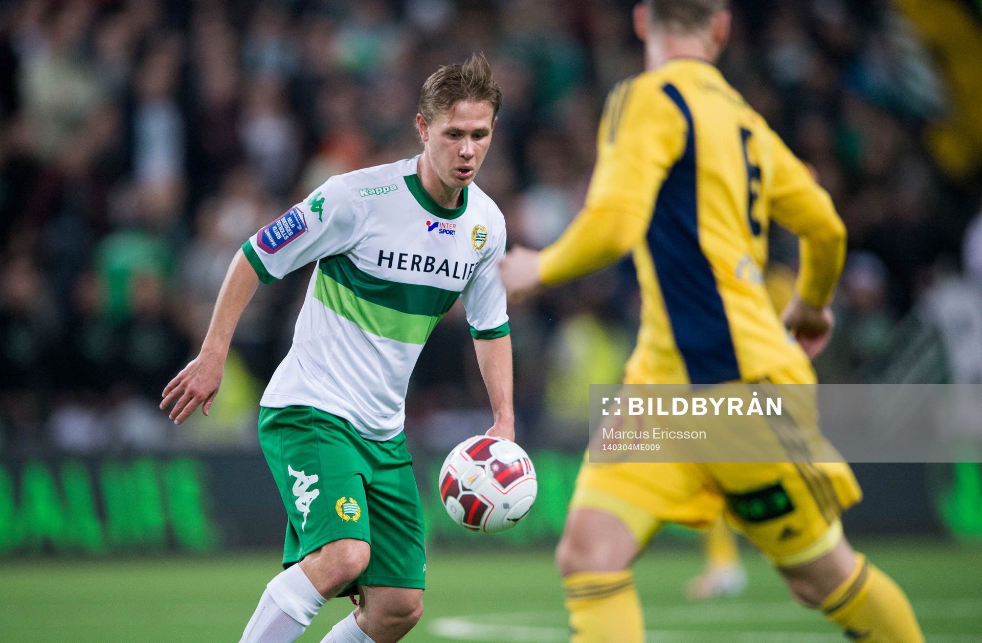 Hammarbys Erik Israelsson med boll