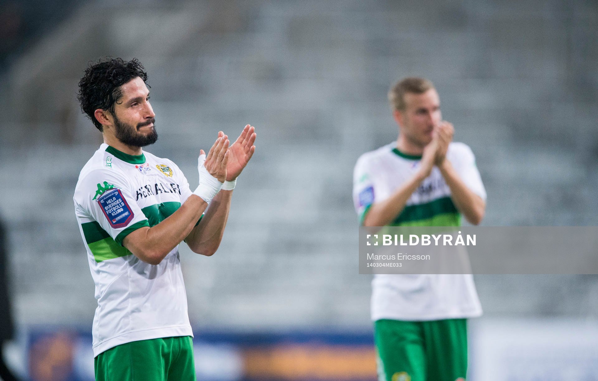 Hammarbys Pablo Piñones-Arce tackar publiken