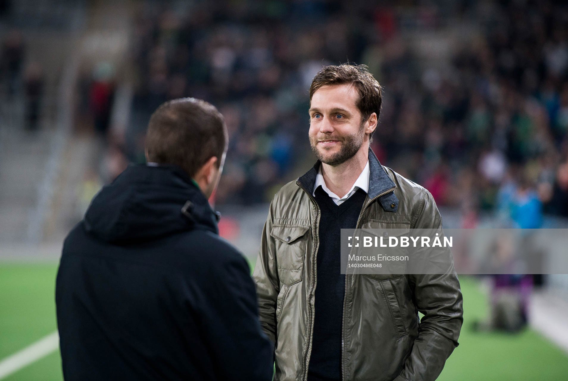 Hammarbys Max von Schleebrügge tackas av och firas innan