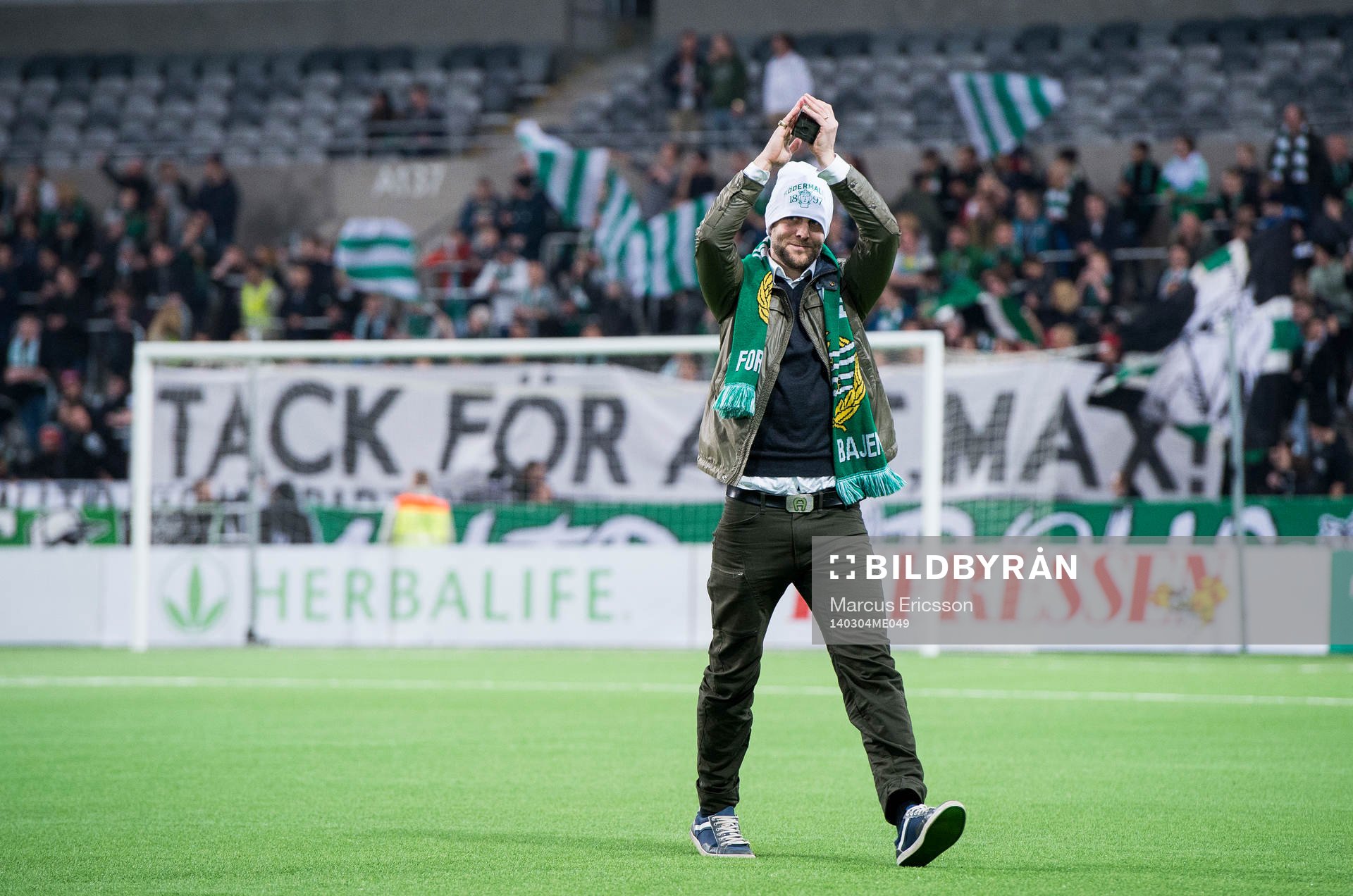 Hammarbys Max von Schleebrügge tackas av och firas innan