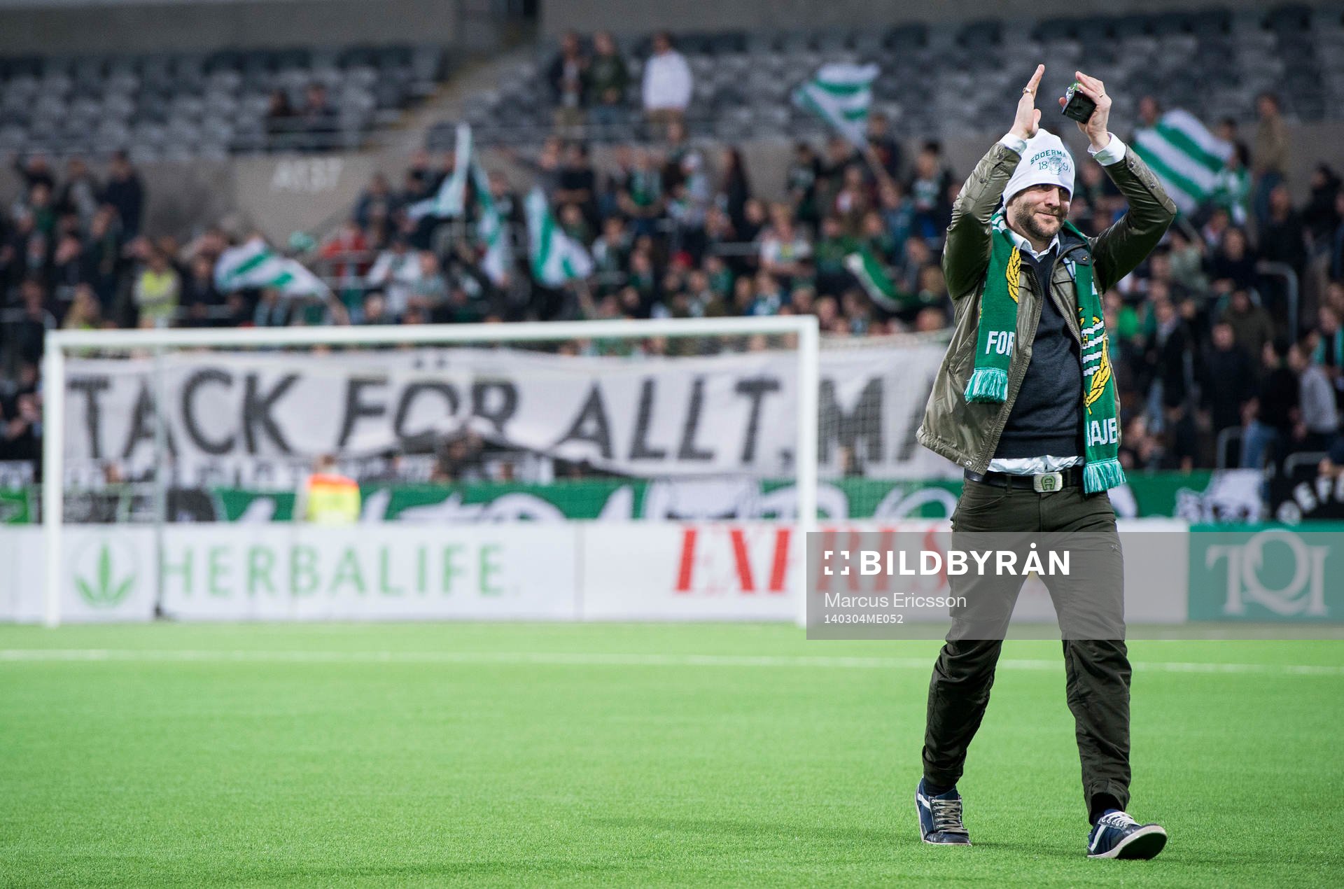 Hammarbys Max von Schleebrügge tackas av och firas innan
