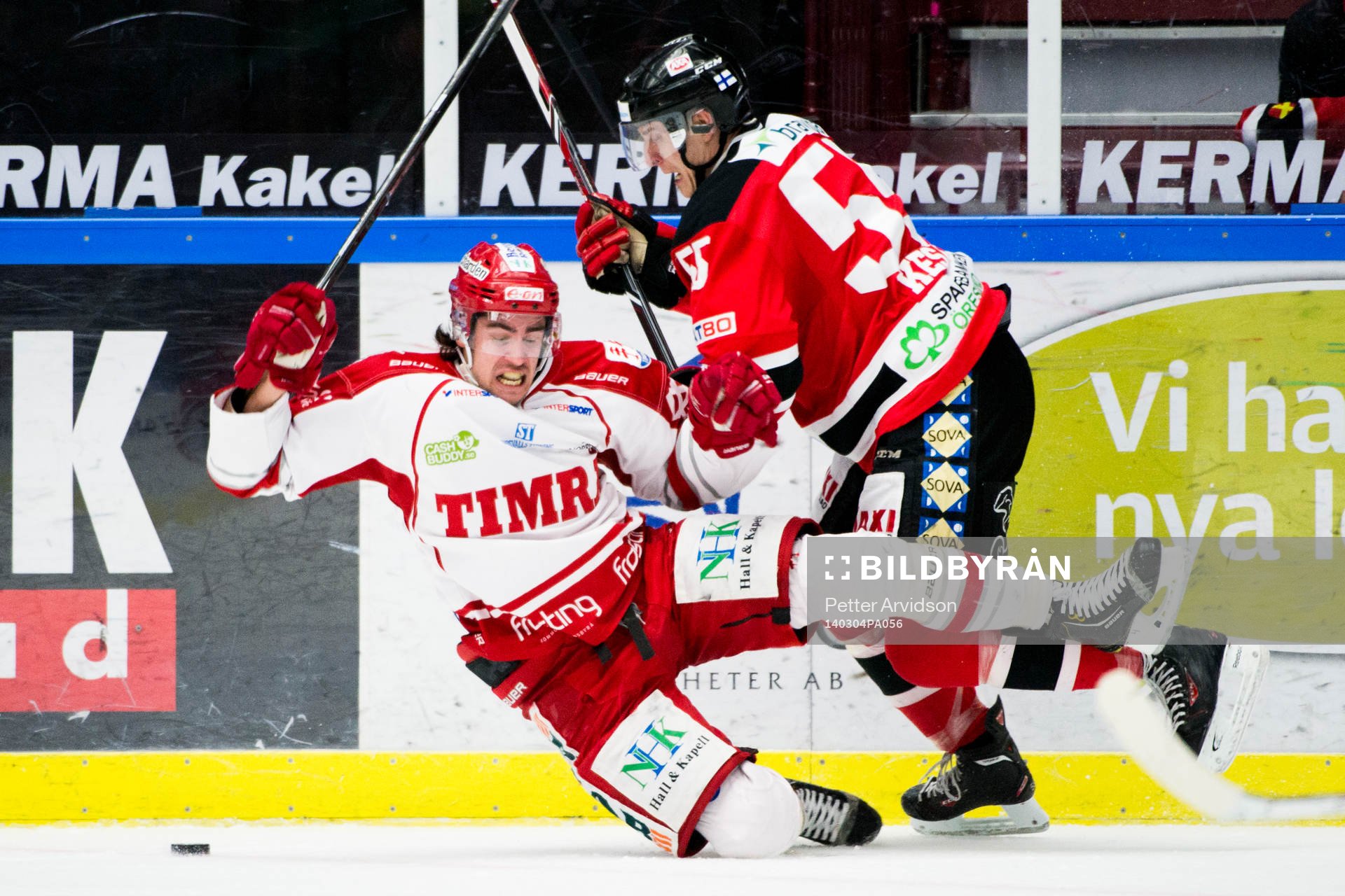 Malmö Redhawks Teemu Kesä trycker till Timrås Nils
