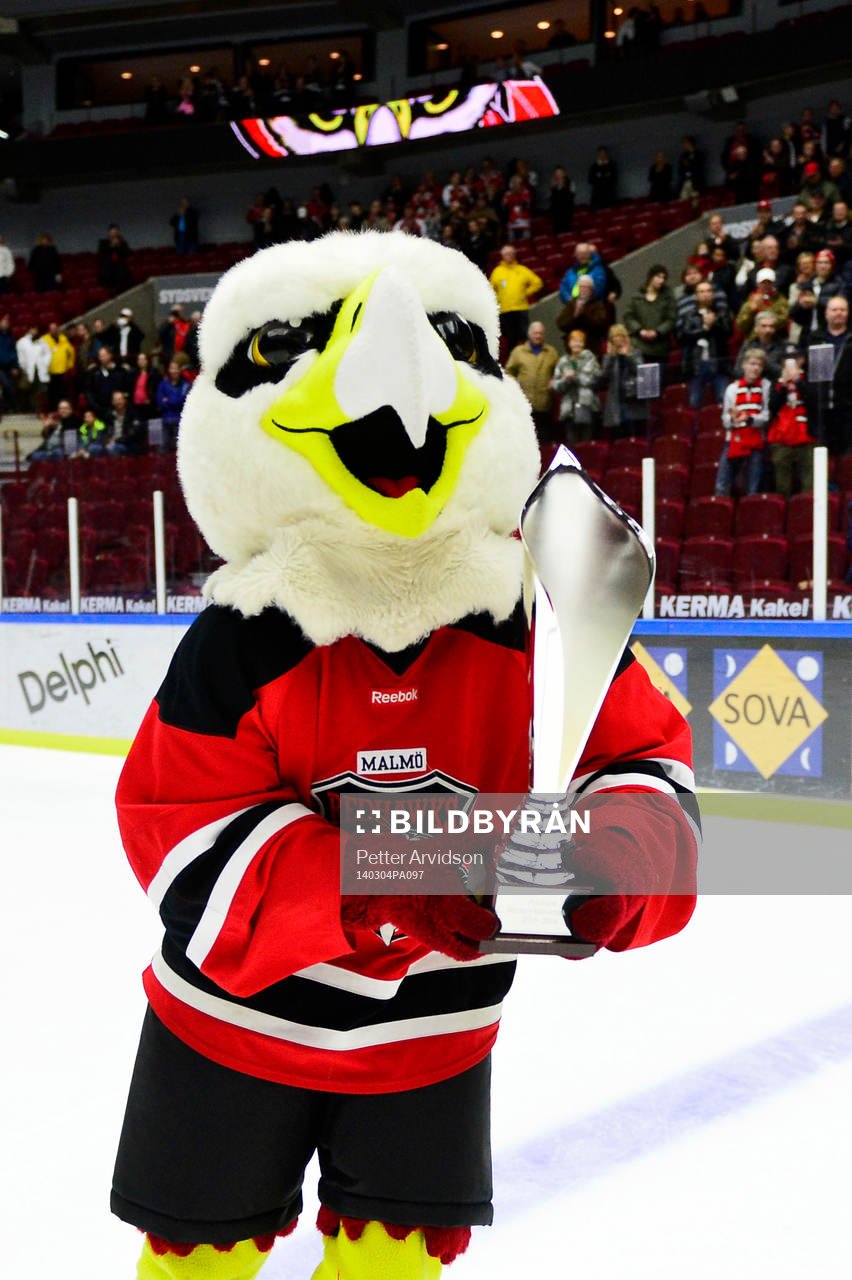 Malmö Redhawks maskot med pokalen