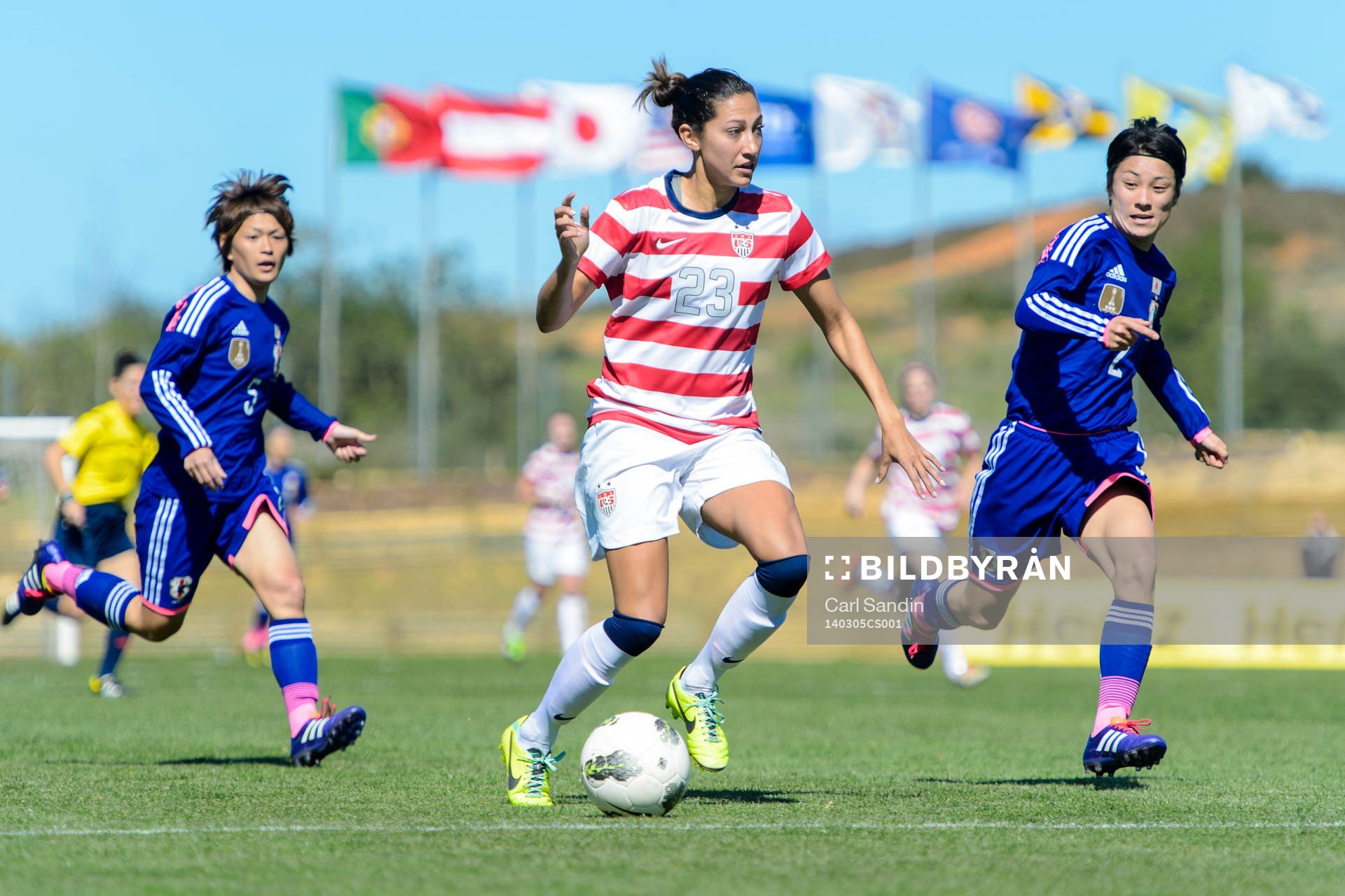USAs Christen Press med bollen i matchen mellan Japan och