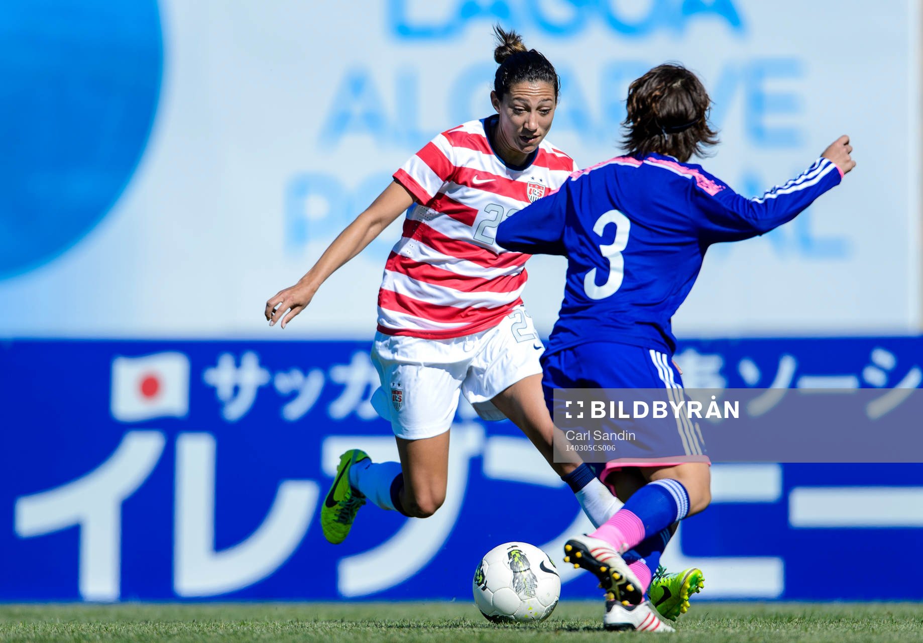 USAs Christen Press med bollen i matchen mellan Japan och