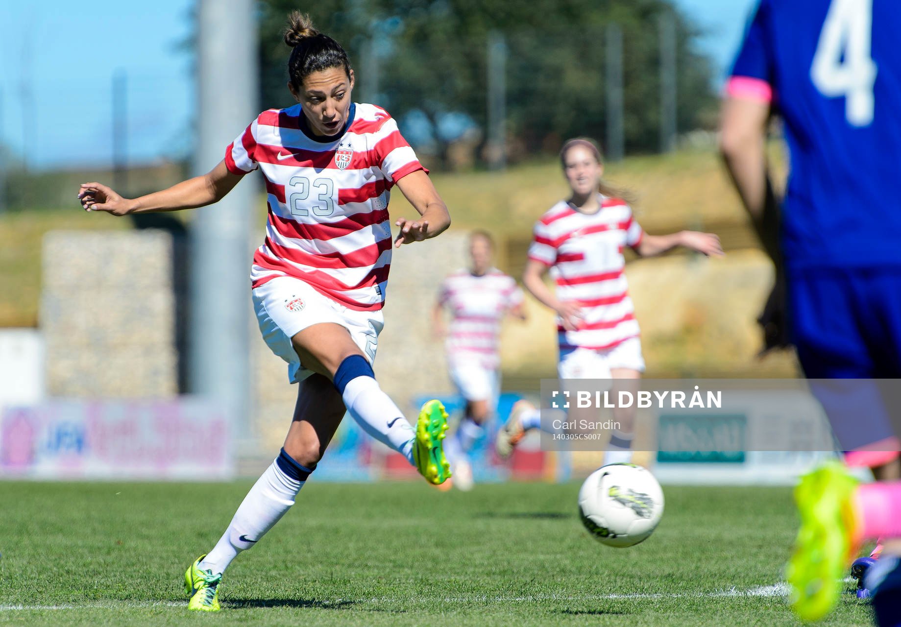 USAs Christen Press skjuter bollen i matchen mellan Japan