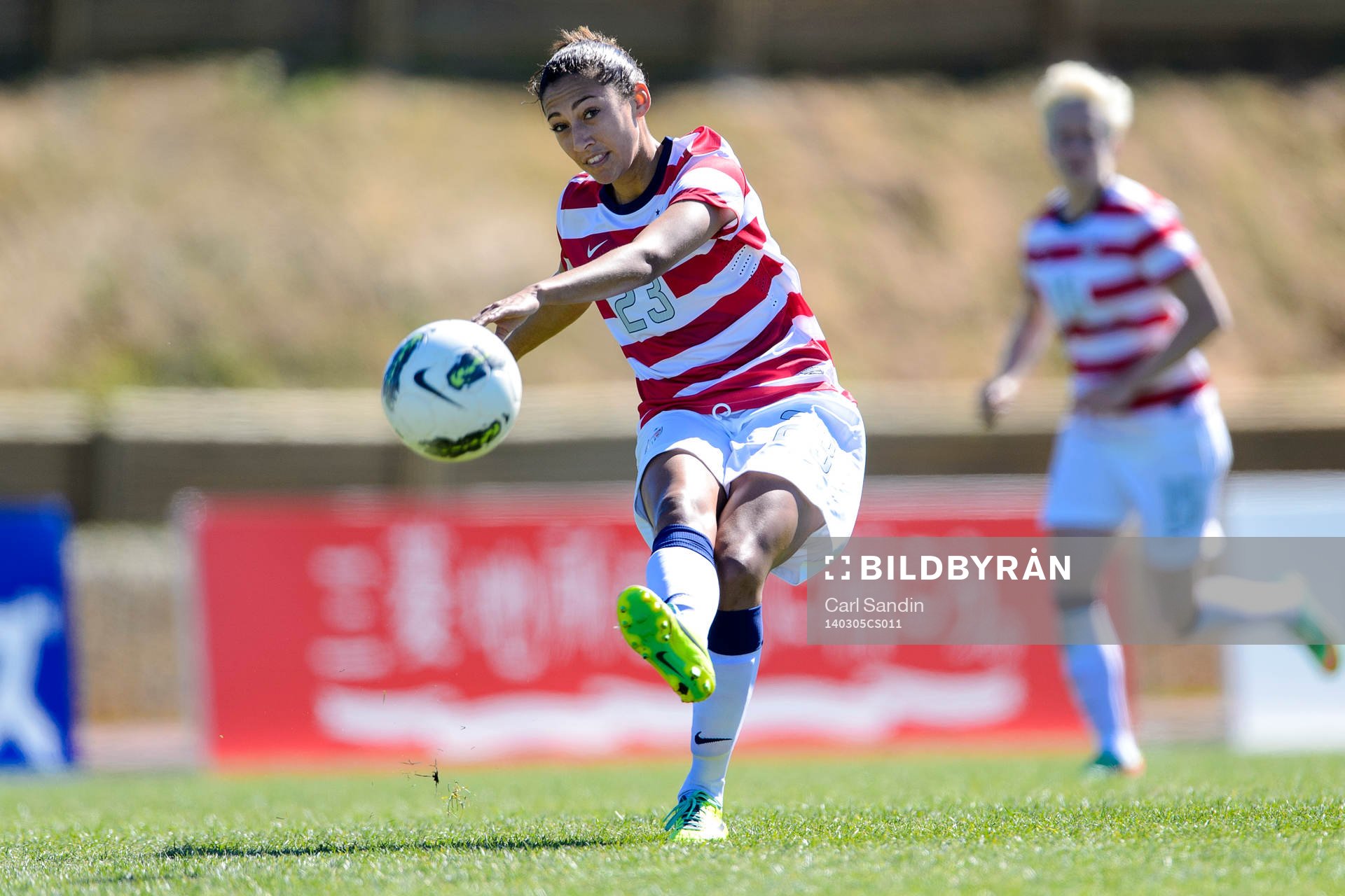 USAs Christen Press skjuter bollen i matchen mellan Japan