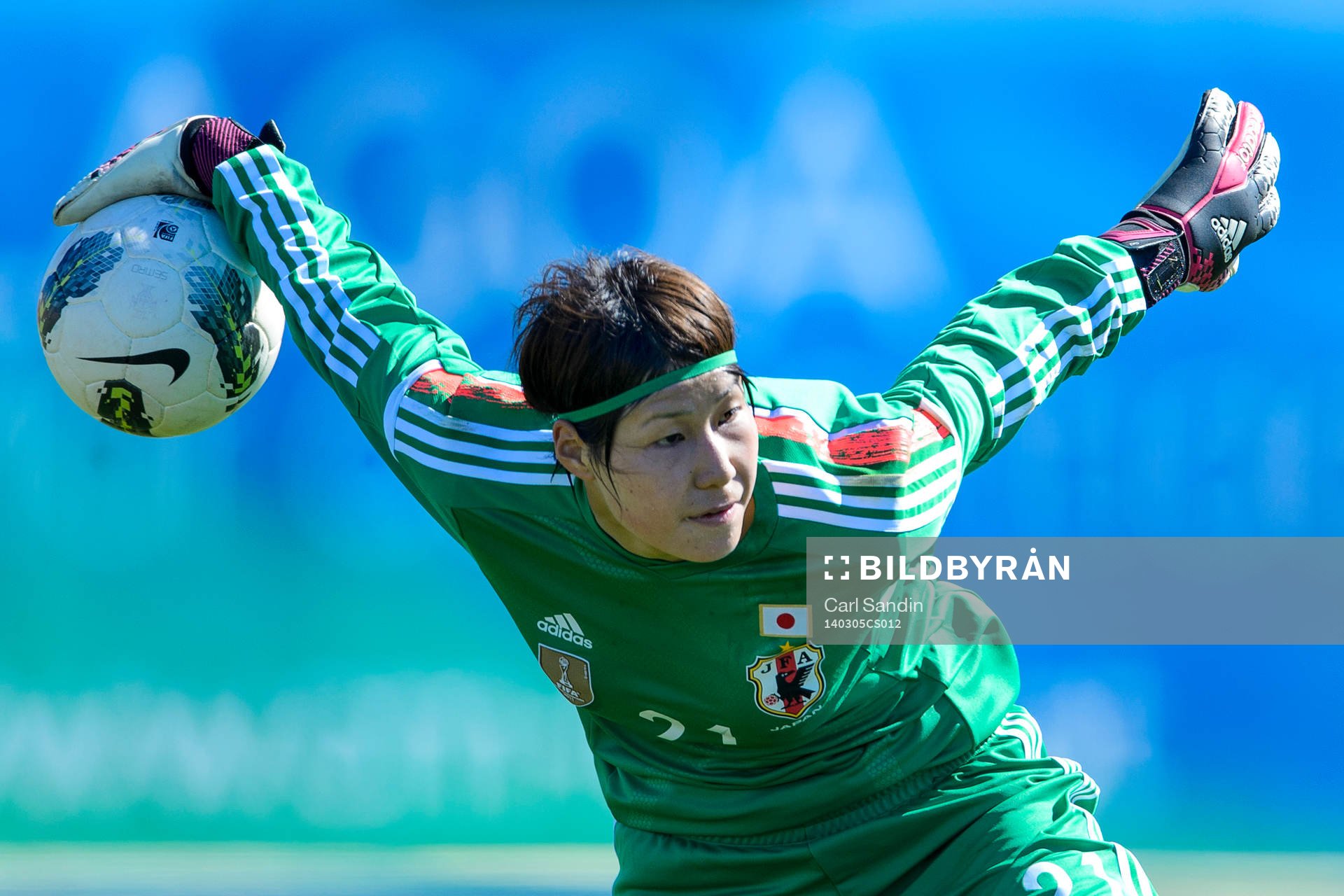 Japans målvakt Miho Fukumoto kastar ut bollen i matchen