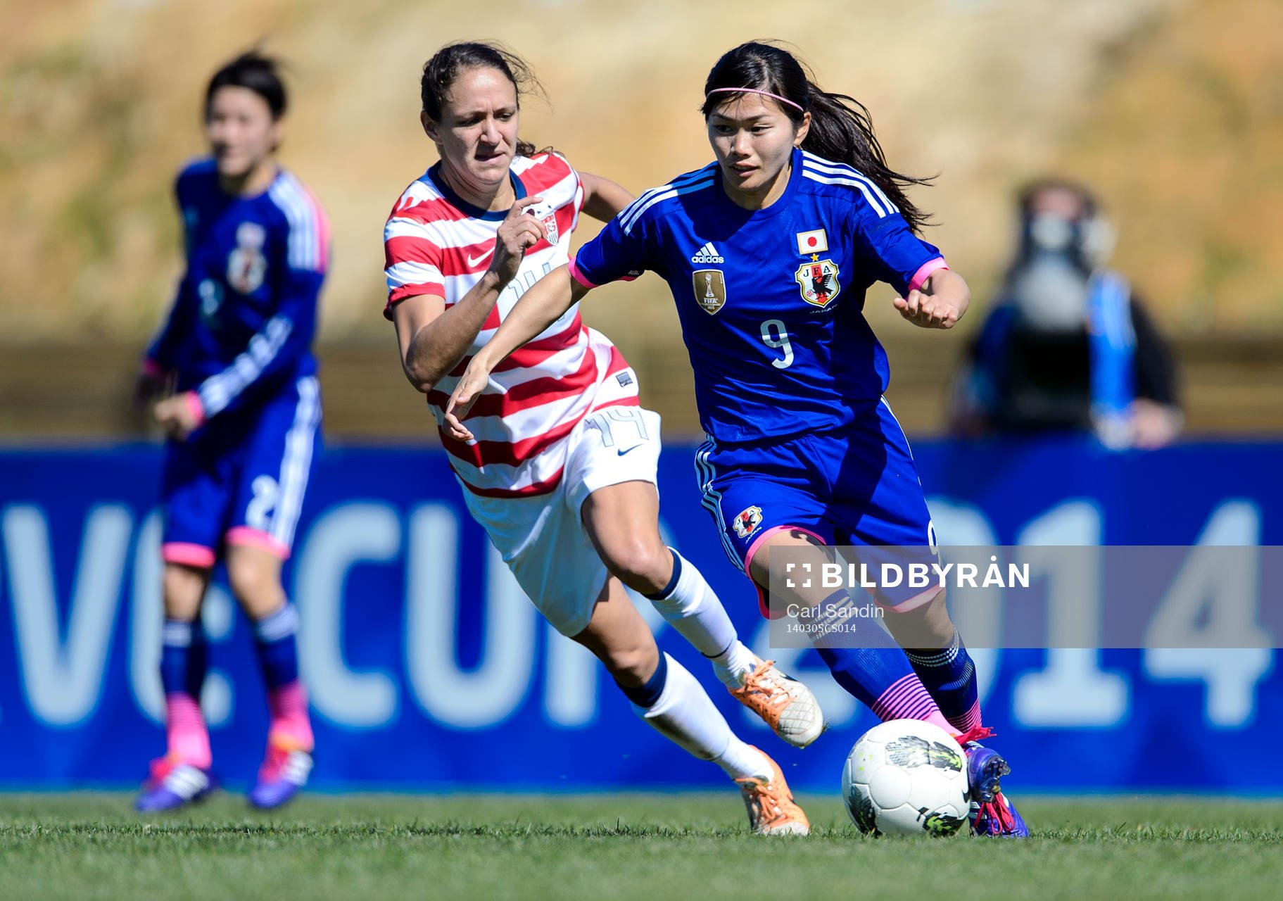 USAs Stephanie Cox jagar Japans Nahomi Kawasumi i matchen