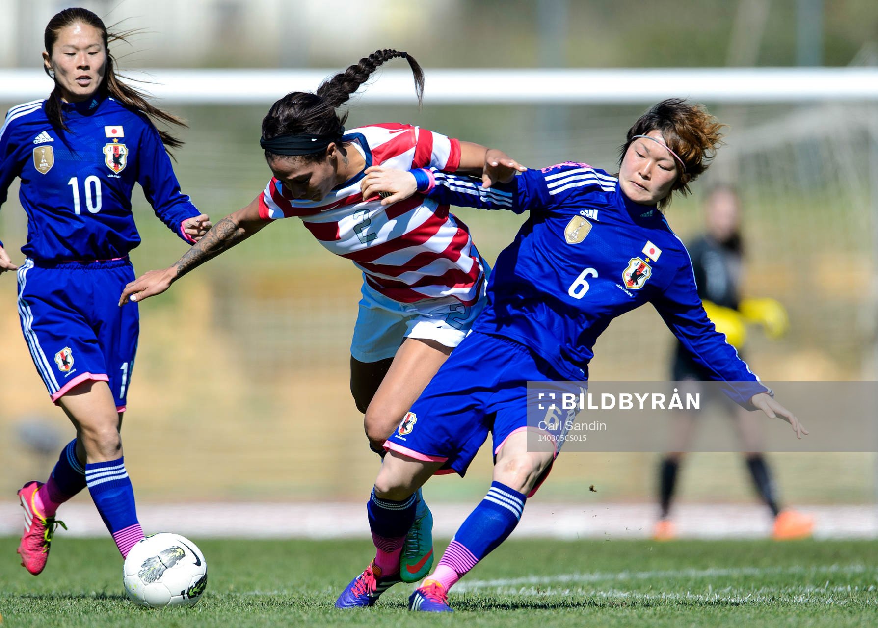 Närkamp mellan USAs Sydney Leroux och Japans Mizuho