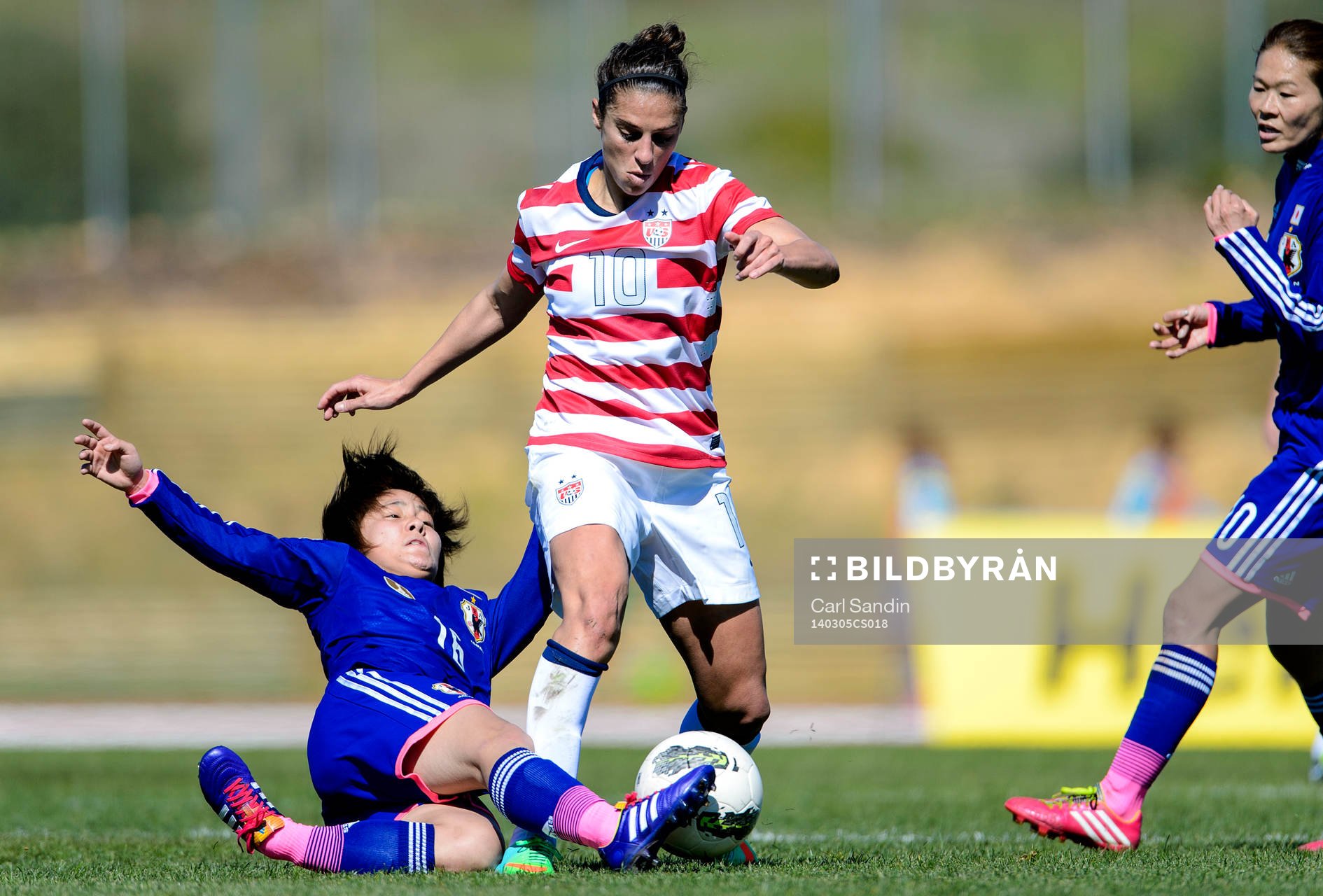 Japans Mana Iwabuchi glidtacklar USAs Carli Lloyd i matchen
