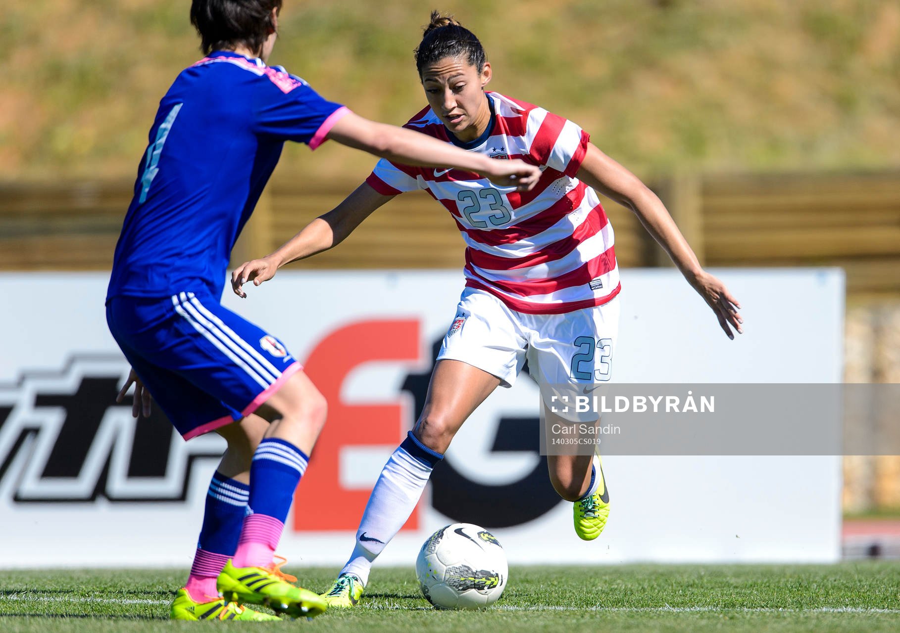 USAs Christen Press med bollen i matchen mellan Japan och