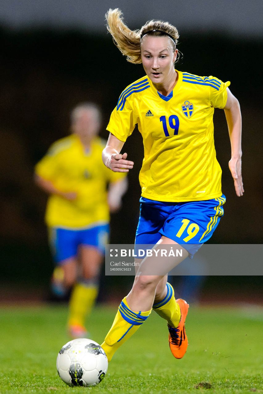 Sveriges Emma Lund med bollen i matchen mellan Sverige och