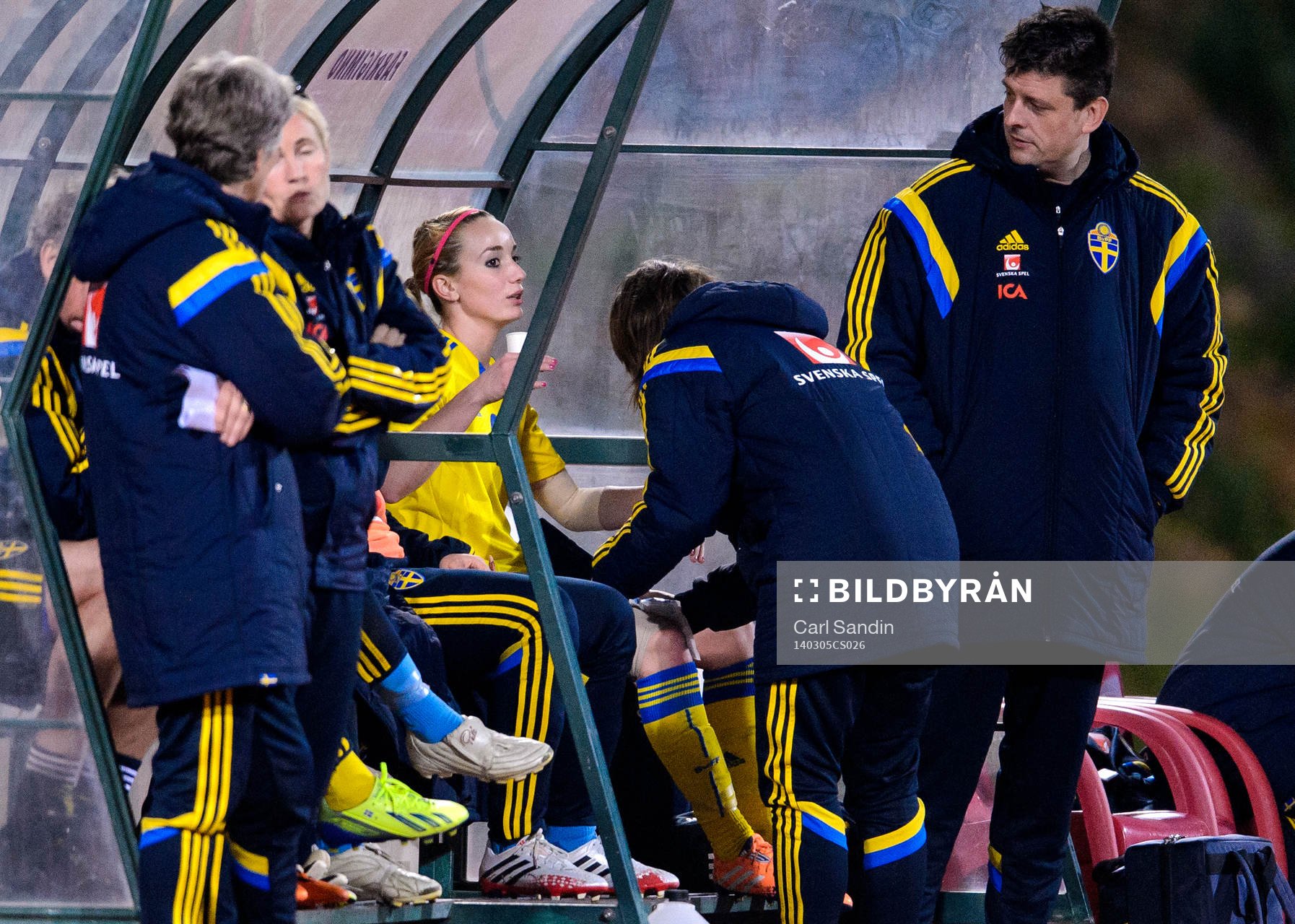 Sveriges Kosovare Asllani får benet lindat i matchen