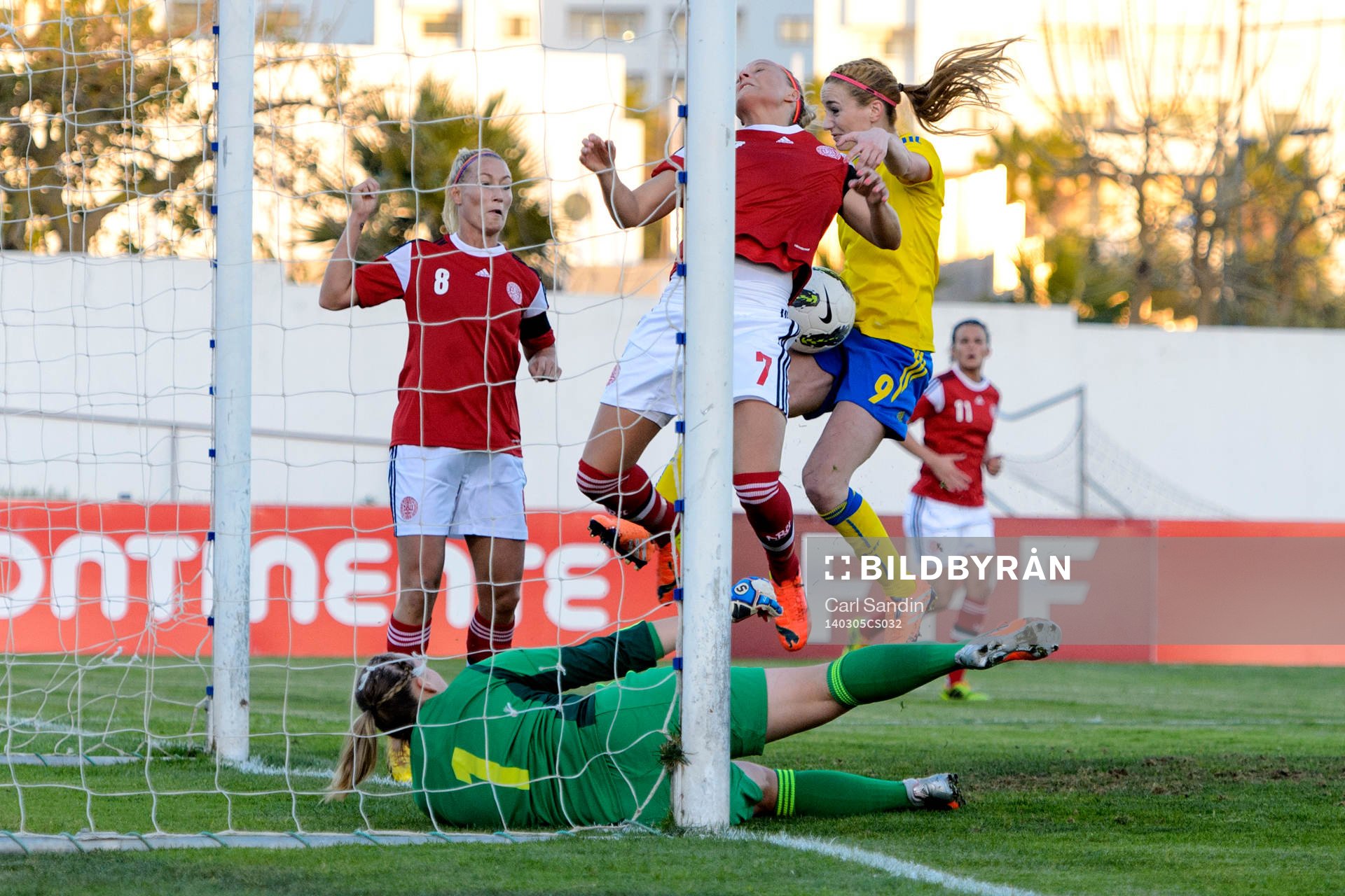 Sveriges Kosovare Asllani gör 1-0 i matchen mellan Sverige