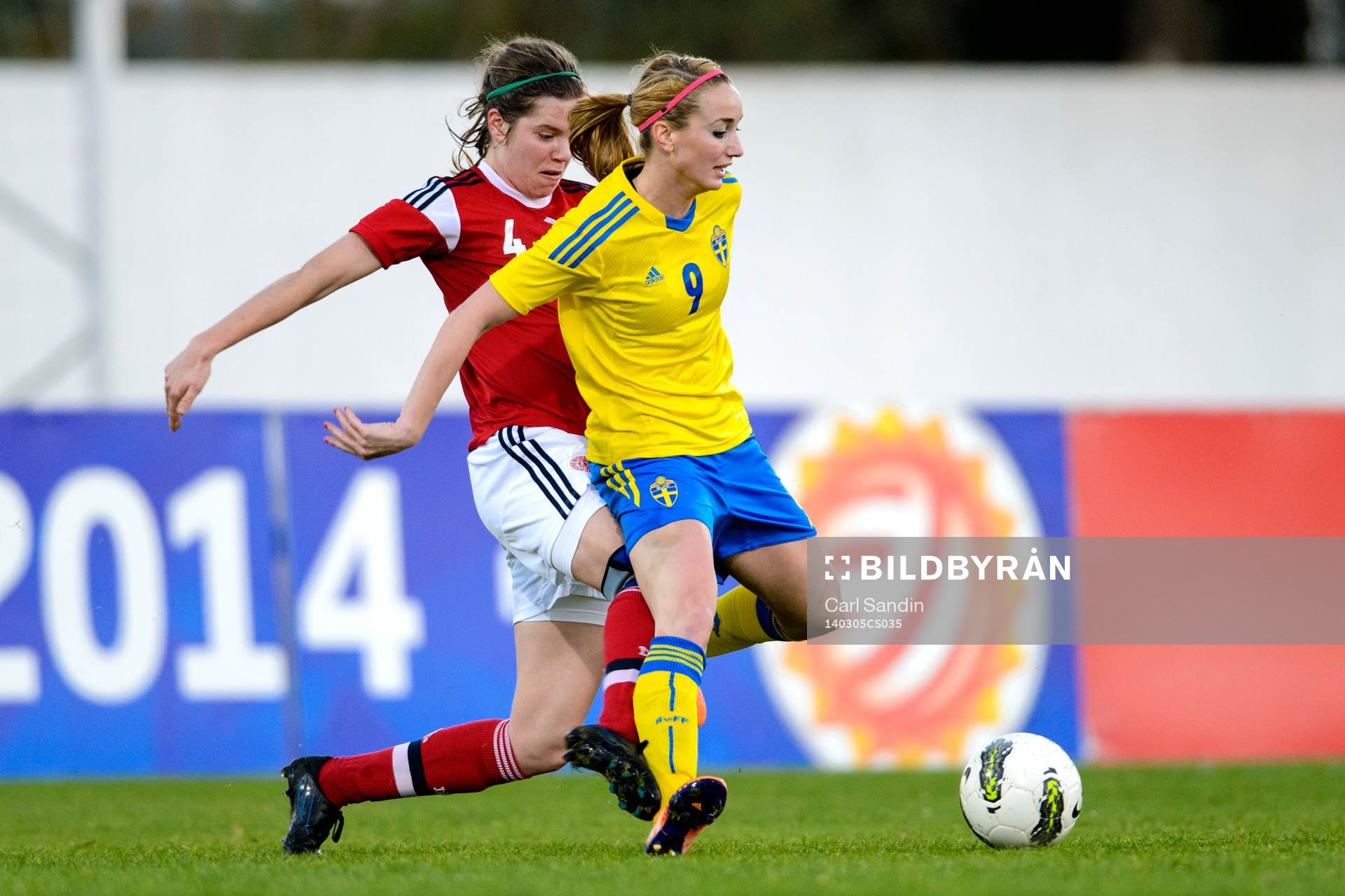 Sveriges Kosovare Asllani får en spark på benen av