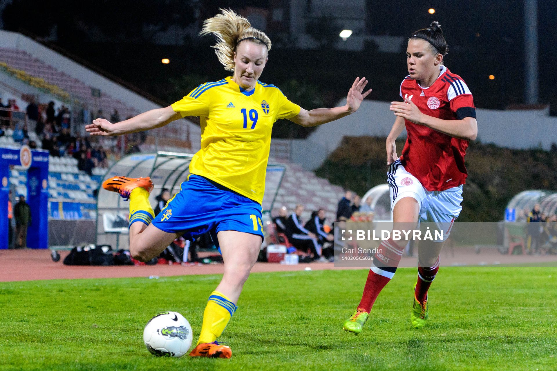 Sveriges Emma Lund laddar för skott i matchen mellan