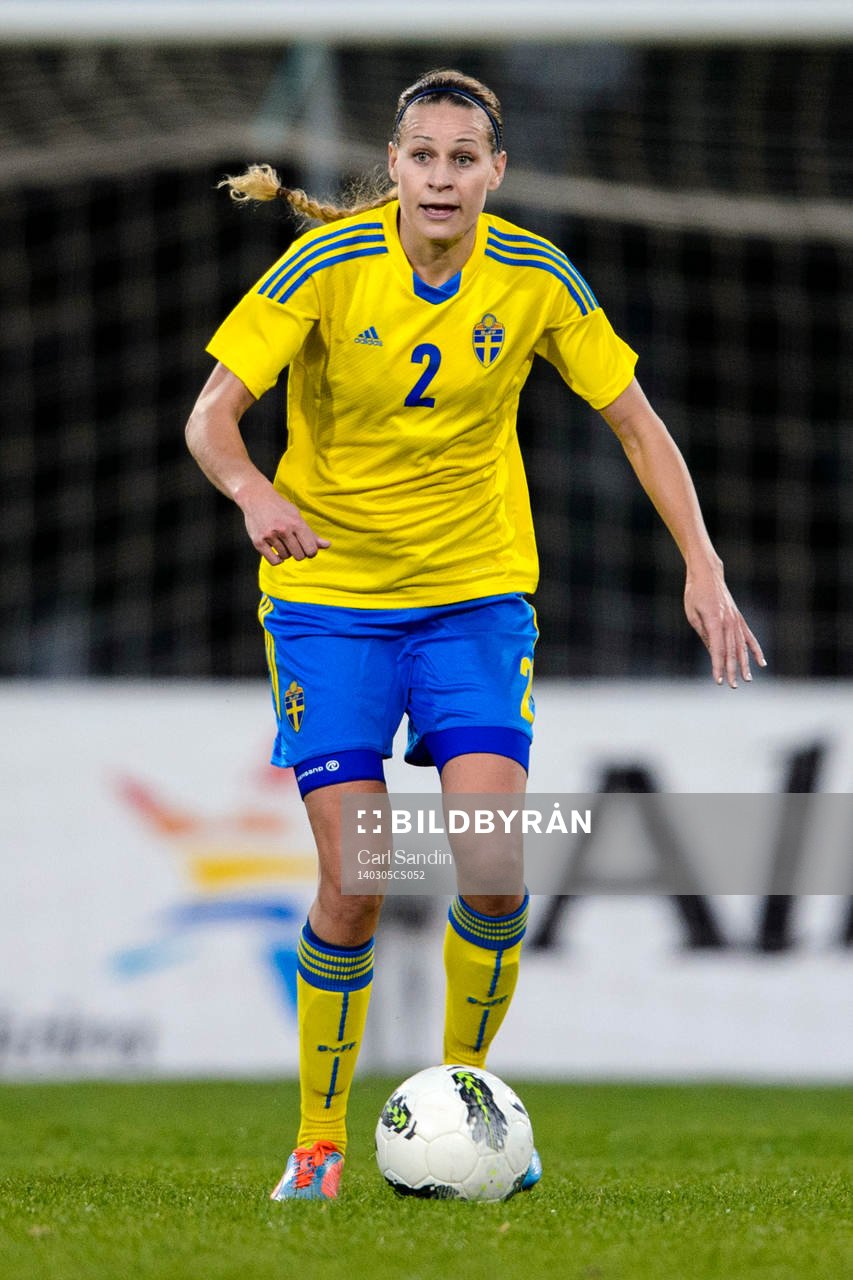 Sveriges Charlotte Rohlin med bollen i matchen mellan