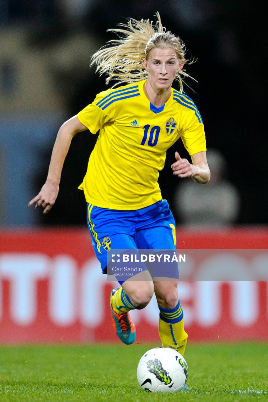 Sveriges Sofia Jakobsson med bollen i matchen mellan
