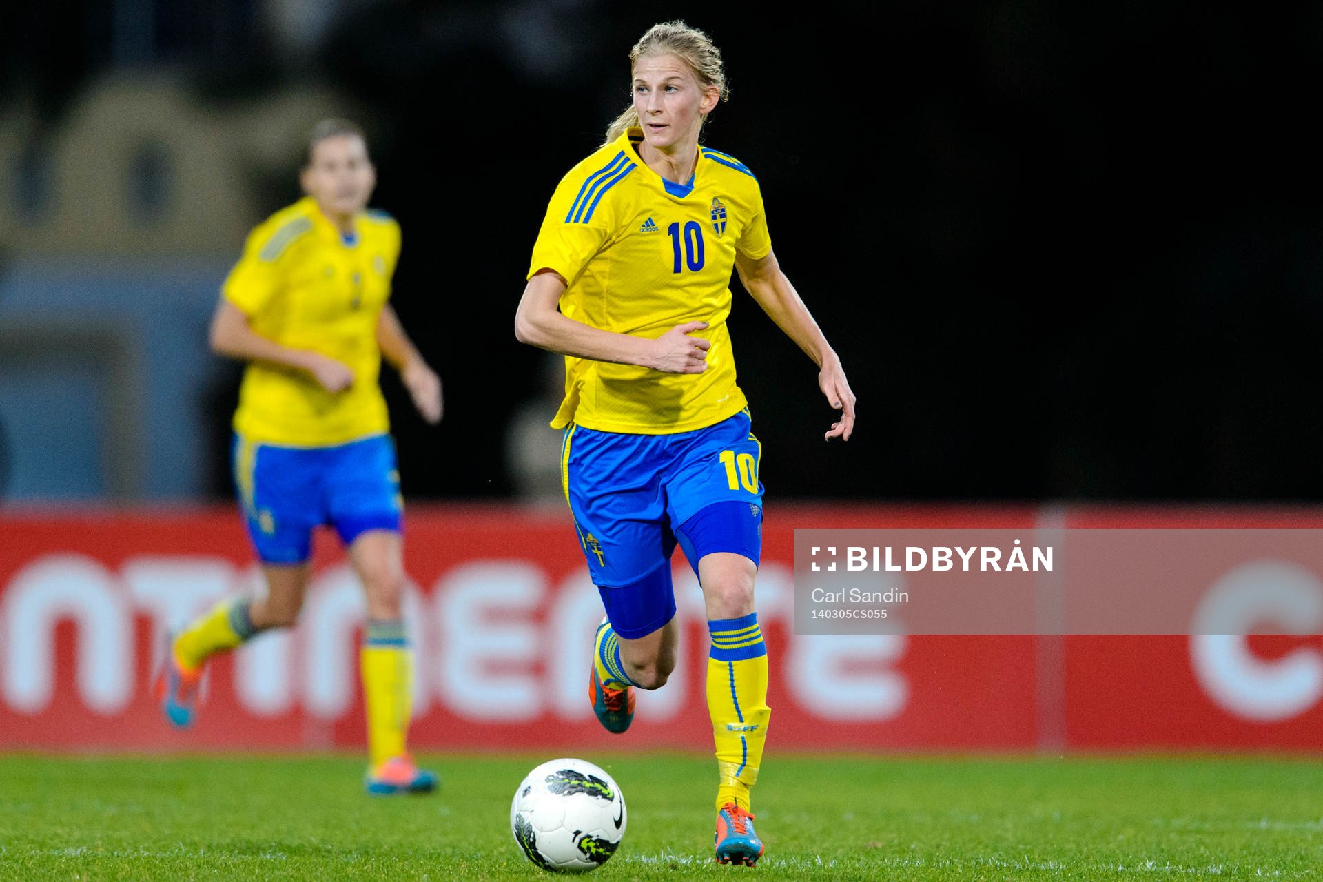 Sveriges Sofia Jakobsson med bollen i matchen mellan
