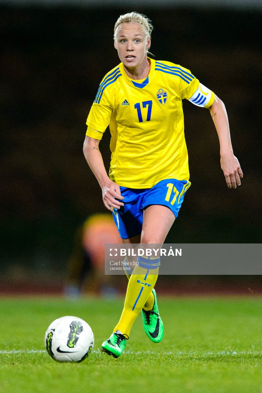 Sveriges Caroline Seger med bollen i matchen mellan Sverige