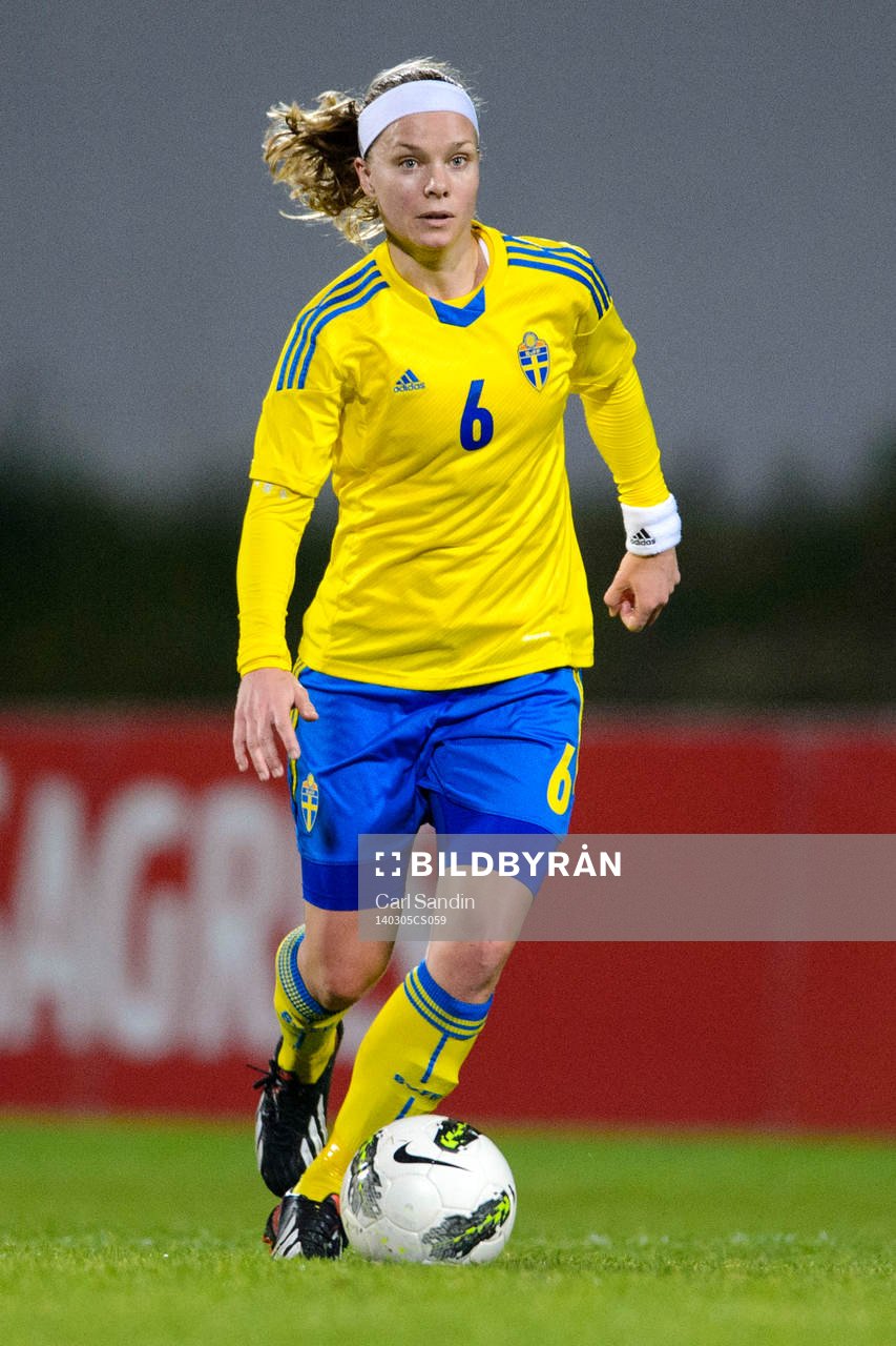Sveriges Sara Thunebro med bollen i matchen mellan Sverige