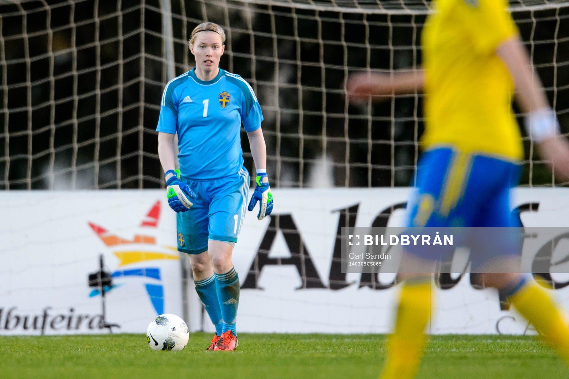 Sveriges målvakt Hedvig Lindahl med bollen i matchen