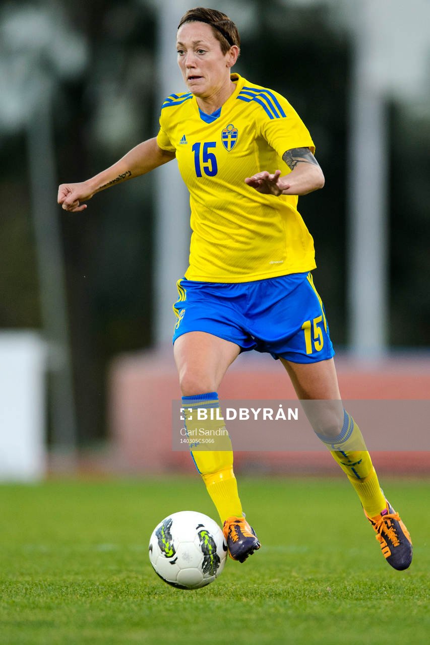 Sveriges Therese Sjögran med bollen i matchen mellan