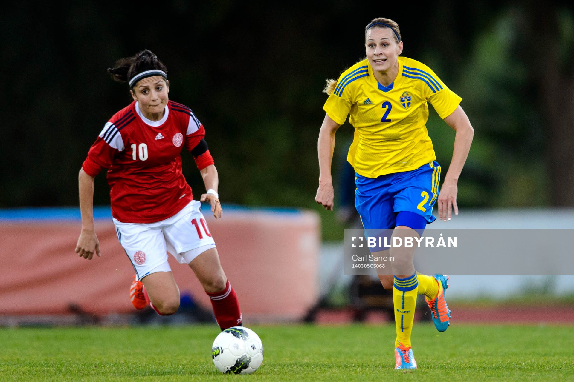 Sveriges Charlotte Rohlin med bollen i matchen mellan
